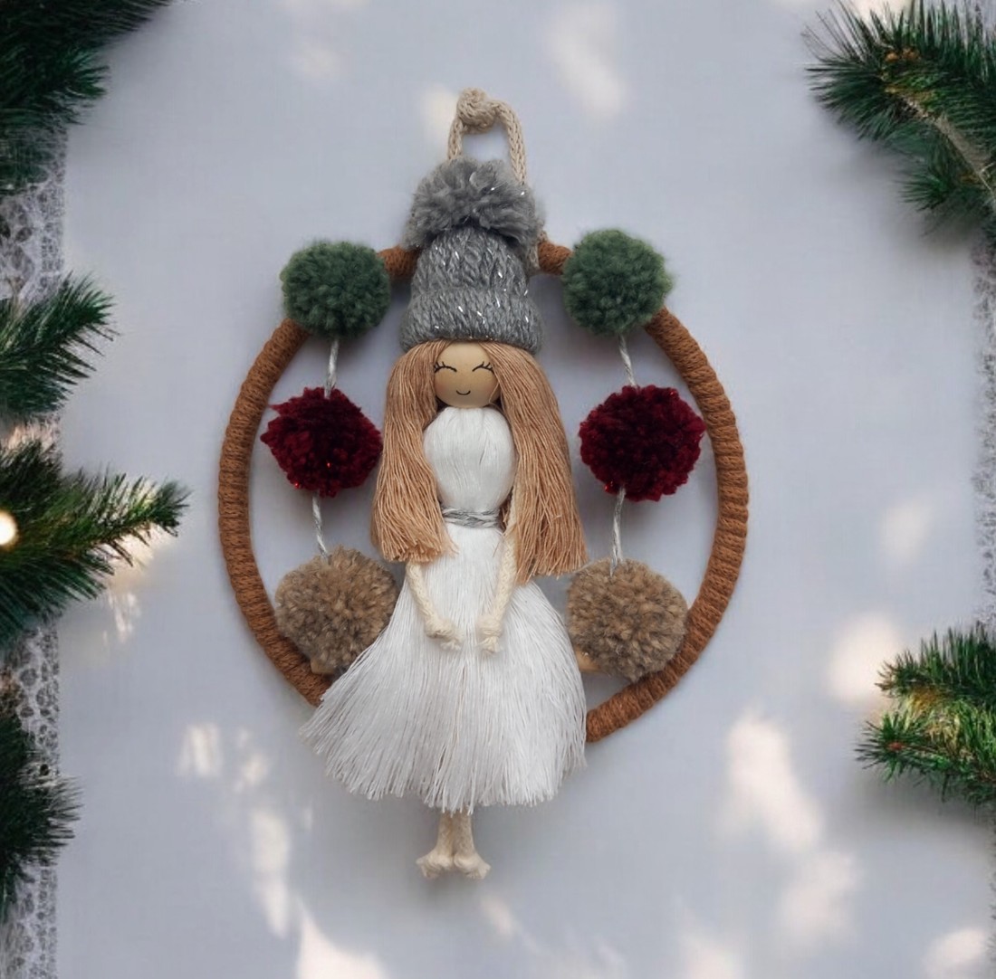 Decorațiune de Crăciun pentru ușă/perete cu păpușă macramé cu șapcă și pompoane -  - Artynos.ro