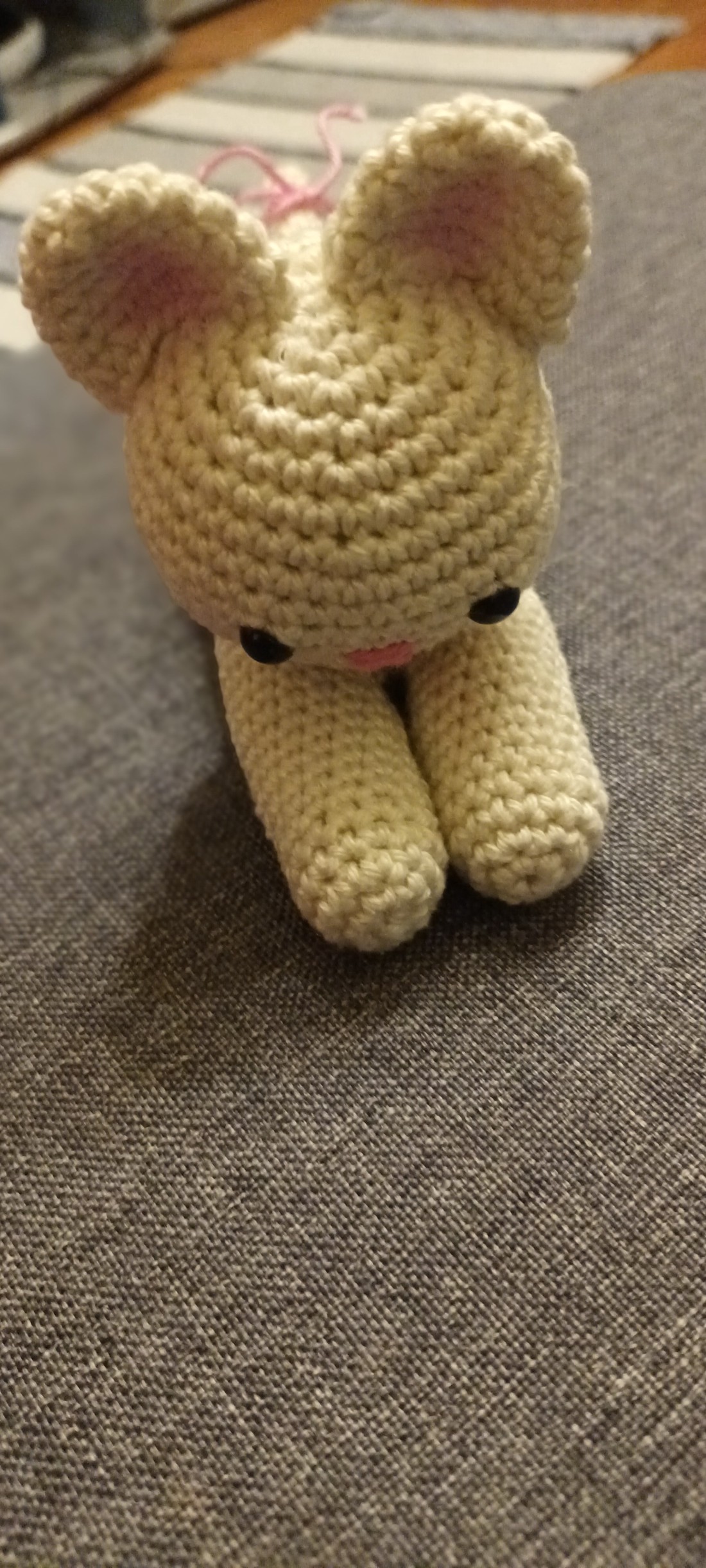 Pisicuță culcată - jucării și echipamente pentru copii - plușuri - pisică de pluș - Artynos.ro