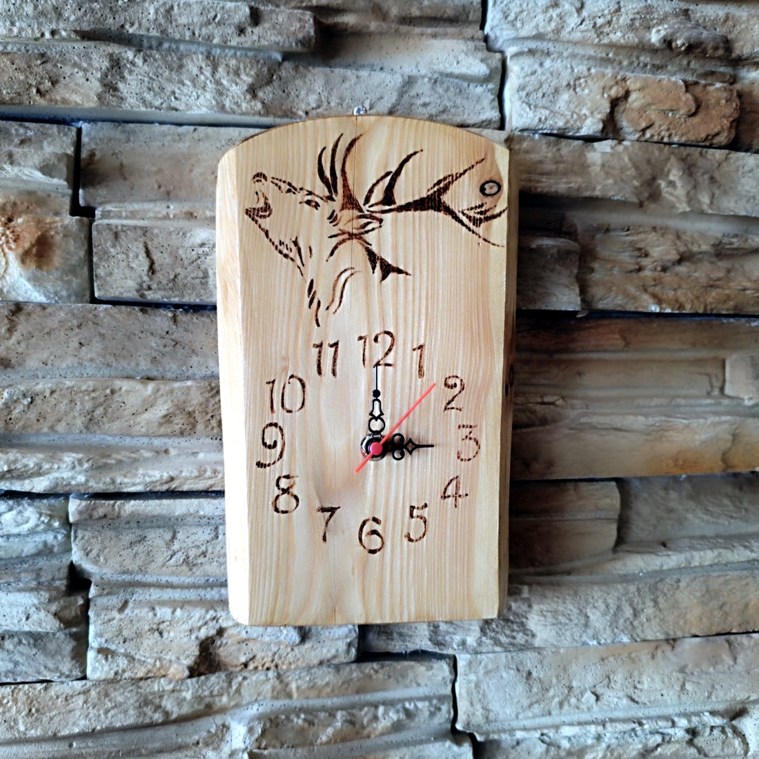 Ceas de perete unic din lemn cu corn - casă & stil de viață - accesorii pentru decorat casa - decorațiuni de pereți, decorațiuni suspendate - ceasuri de perete - Artynos.ro