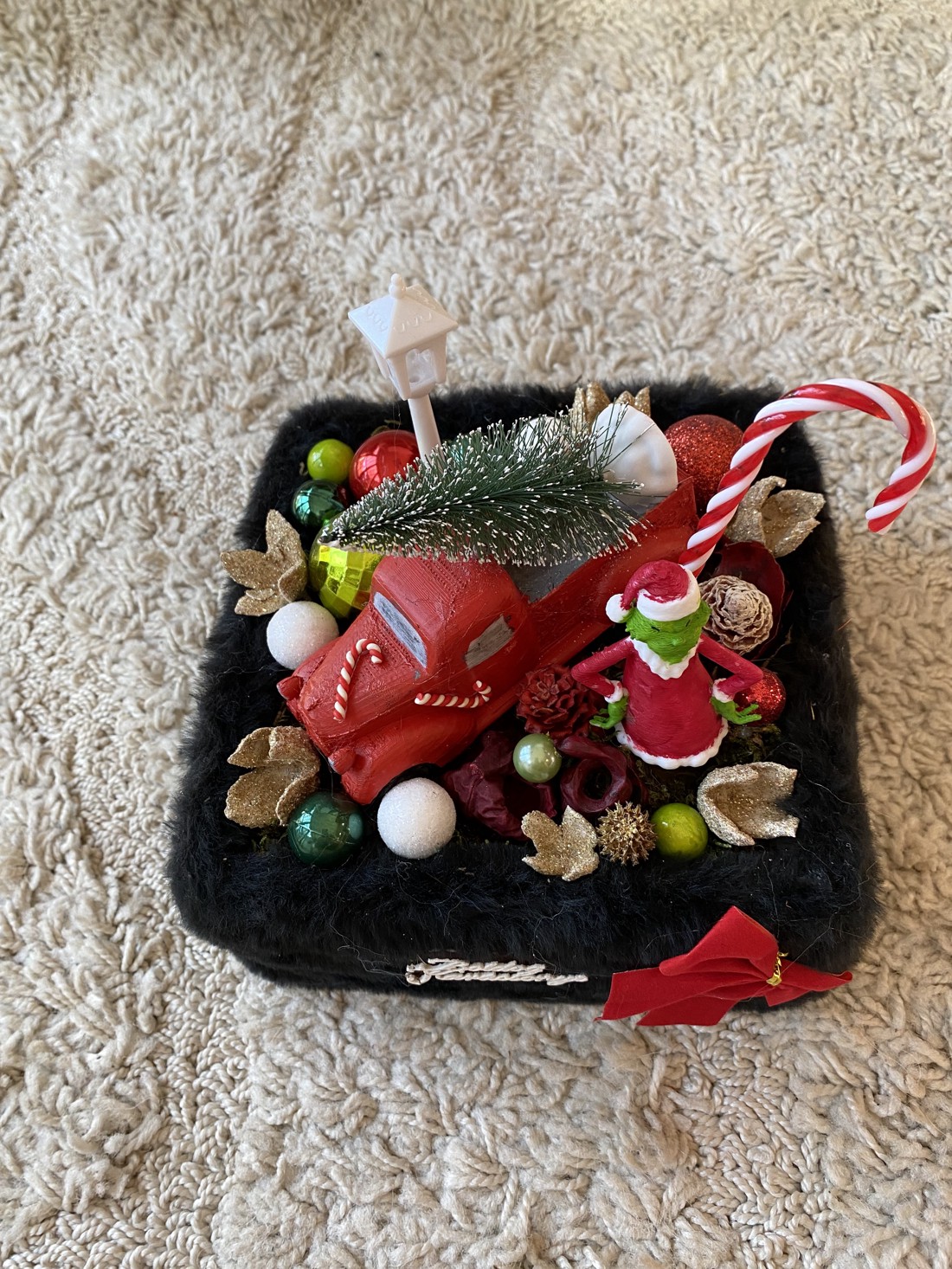 Masa de Crăciun Grinch dis - - Artynos.ro Masa de Crăciun Grinch dis - - Artynos.ro