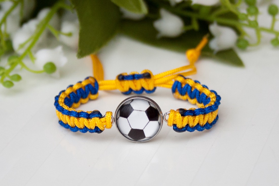 Brățară macramé împletită pentru copii - Fotbal galben/albastru - - Artynos.ro Brățară macramé împletită pentru copii - Fotbal galben/albastru - - Artynos.ro