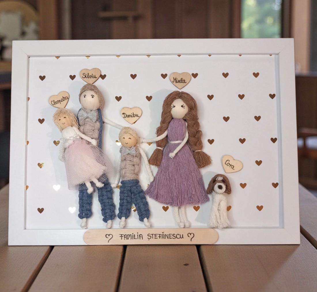 Portret de familie unic, personalizat, realizat în tehnica macramé � cadou realizat manual, în ramă albă (A4, 21�30 cm) - casă & stil de viață - decorațiuni de casă - decorațiuni de pereți - decor de pereți, macrame - Artynos.ro