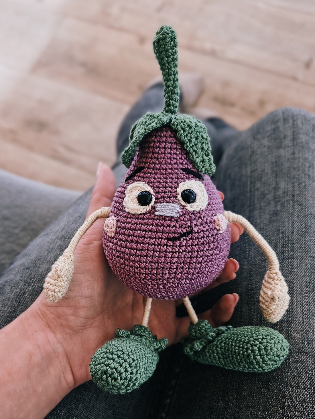 Jucărie Croșetată Educativă Dna Vânătă - jucării și echipamente pentru copii - plușuri - legume, fructe de pluș - Artynos.ro