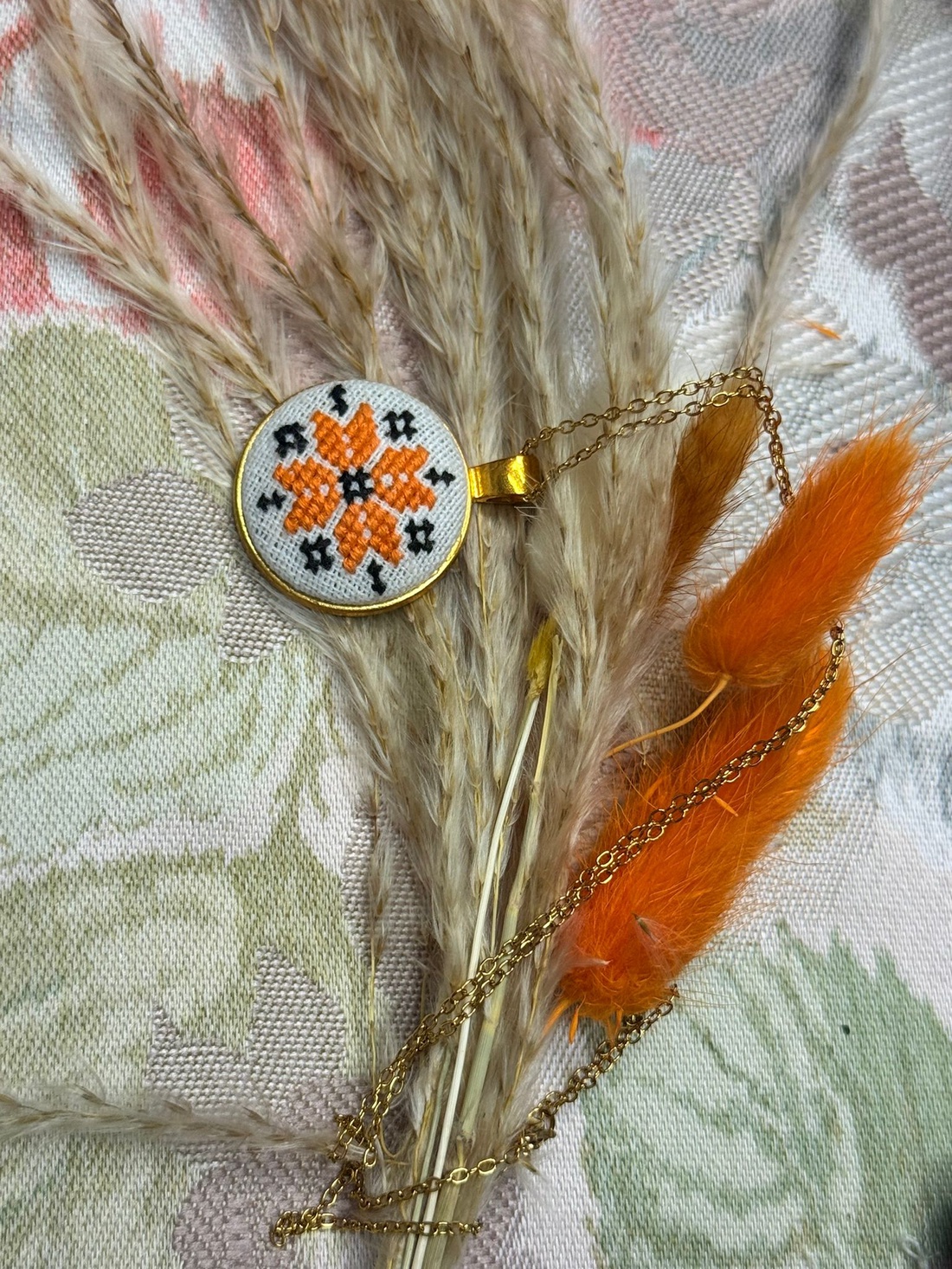 Lanț auriu cu pandantiv cusut manual - bijuterii - coliere - coliere cu pandative - Artynos.ro