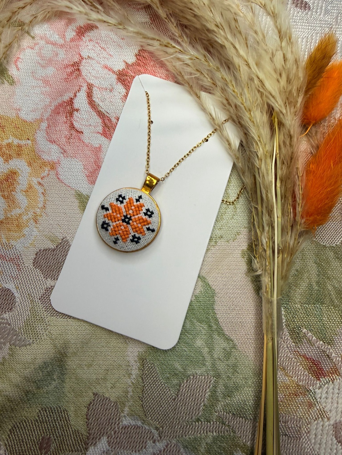 Lanț auriu cu pandantiv cusut manual - bijuterii - coliere - coliere cu pandative - Artynos.ro