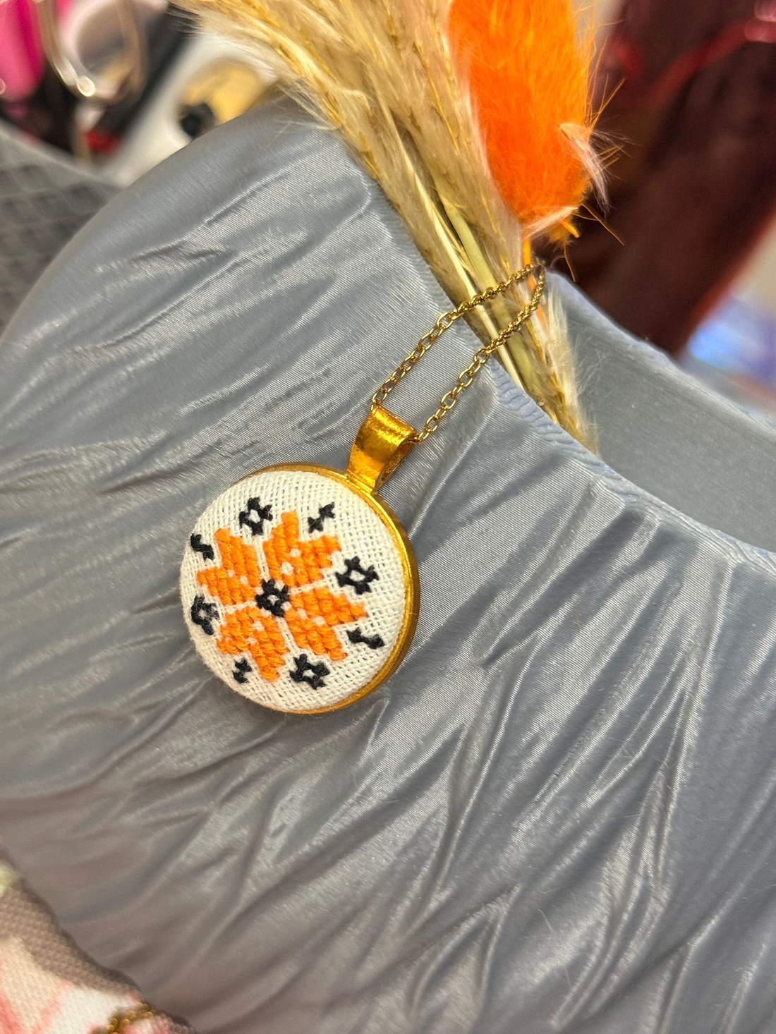 Lanț auriu cu pandantiv cusut manual - bijuterii - coliere - coliere cu pandative - Artynos.ro