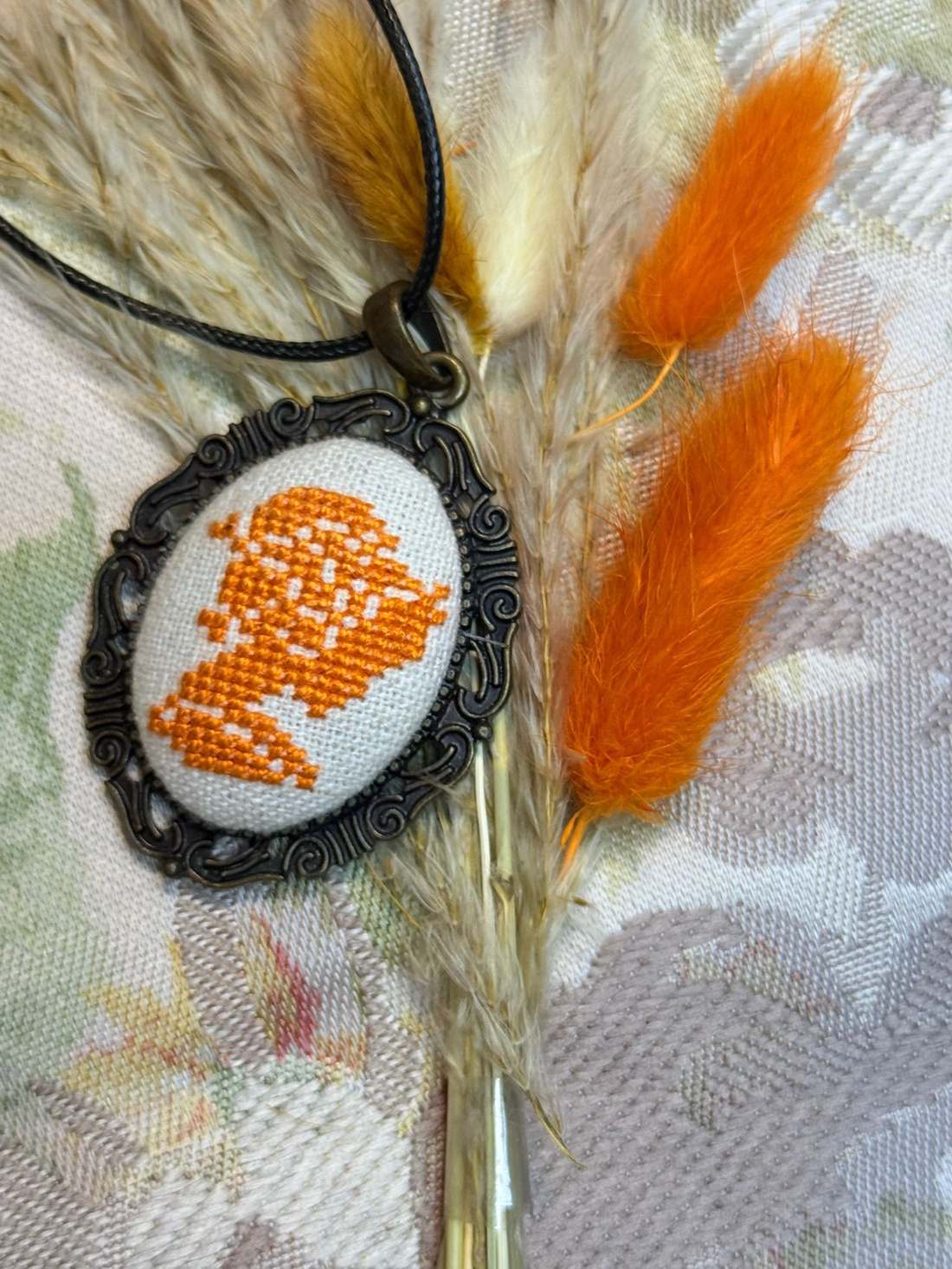 Colier vintage cu pandantiv cusut manual - bijuterii - coliere - coliere cu pandative - Artynos.ro