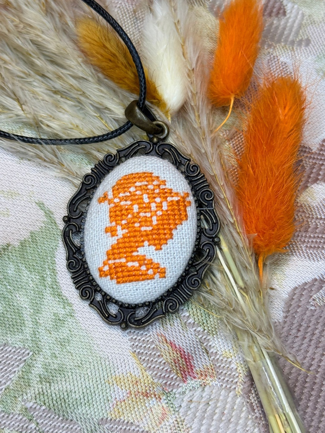 Colier vintage cu pandantiv cusut manual - bijuterii - coliere - coliere cu pandative - Artynos.ro