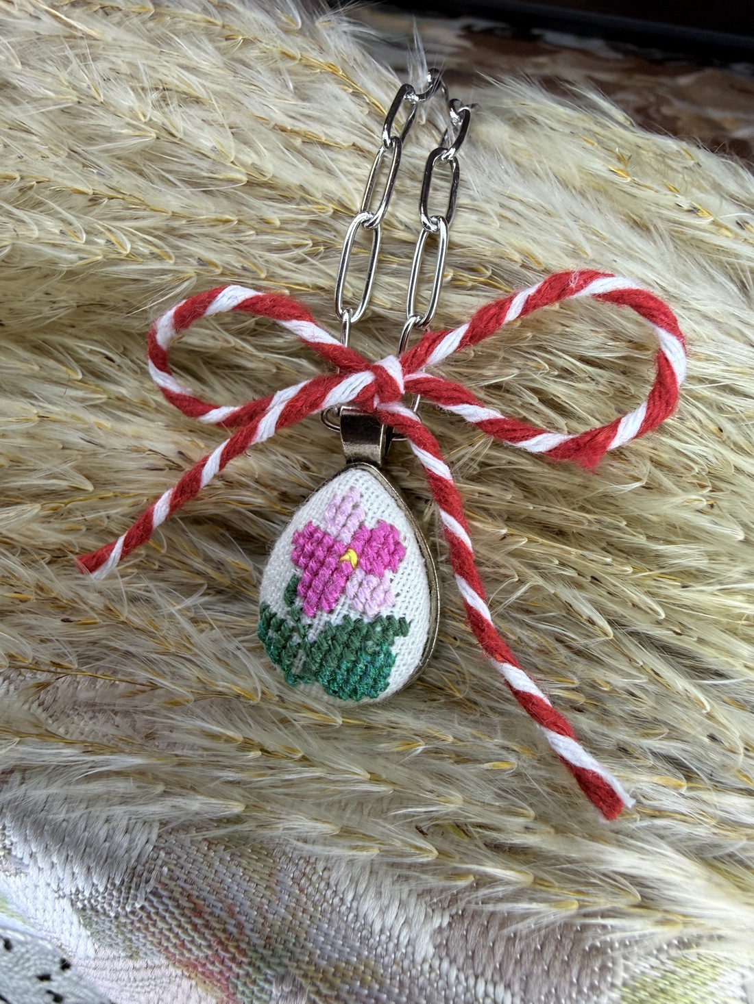 Lănțișor cu pandantiv cusut - bijuterii - coliere - coliere cu pandative - Artynos.ro