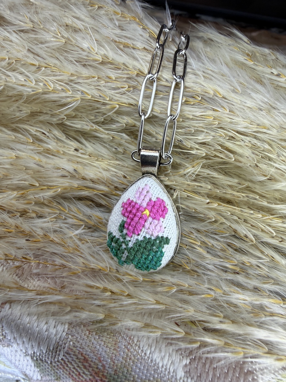 Lănțișor cu pandantiv cusut - bijuterii - coliere - coliere cu pandative - Artynos.ro