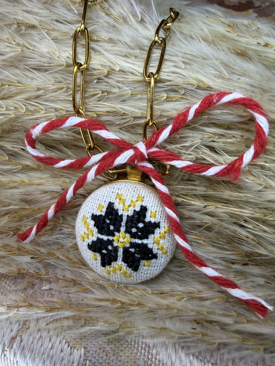 Lanț auriu cu pandantiv cusut - bijuterii - coliere - coliere brodate - Artynos.ro