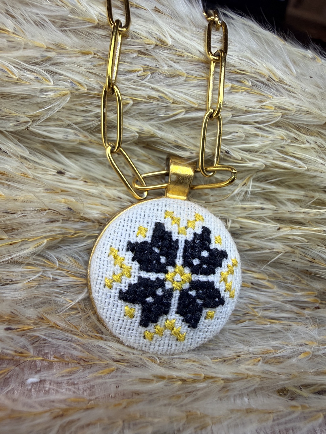 Lanț auriu cu pandantiv cusut - bijuterii - coliere - coliere brodate - Artynos.ro