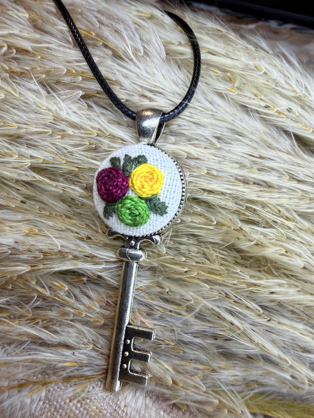 Colier cu pandantiv midel cheie cusut - bijuterii - coliere - coliere brodate - Artynos.ro