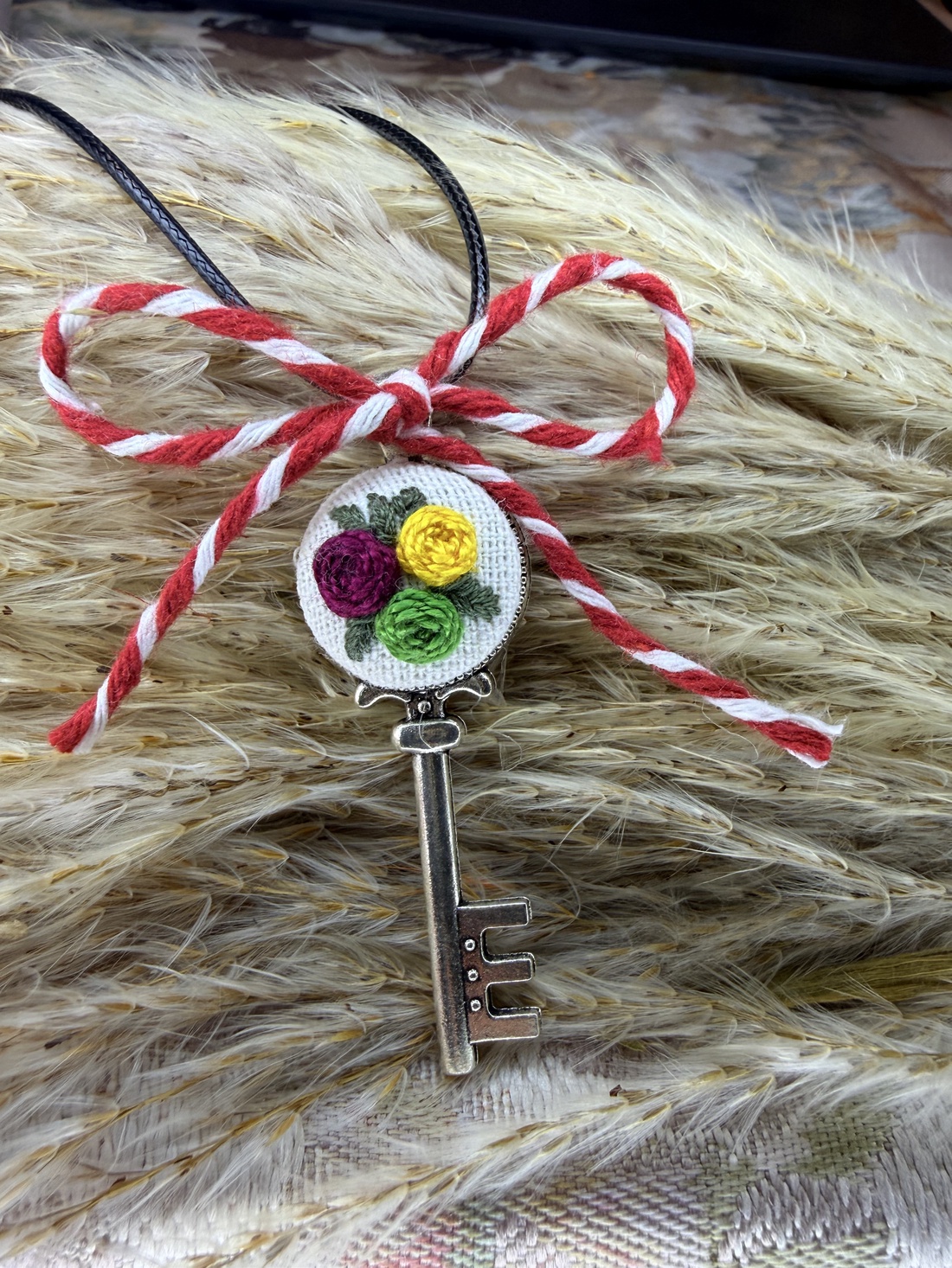Colier cu pandantiv midel cheie cusut - bijuterii - coliere - coliere brodate - Artynos.ro