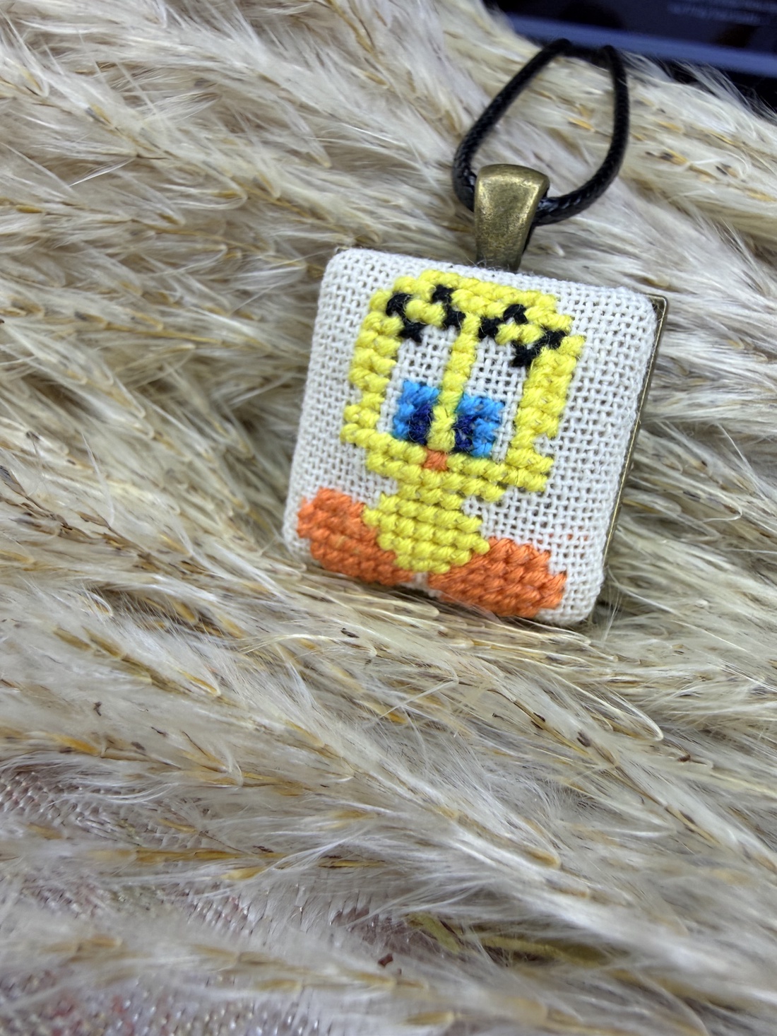 Colier cu pandantiv patrat cusut - bijuterii - coliere - coliere brodate - Artynos.ro