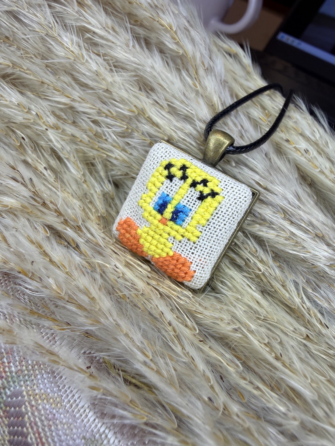 Colier cu pandantiv patrat cusut - bijuterii - coliere - coliere brodate - Artynos.ro