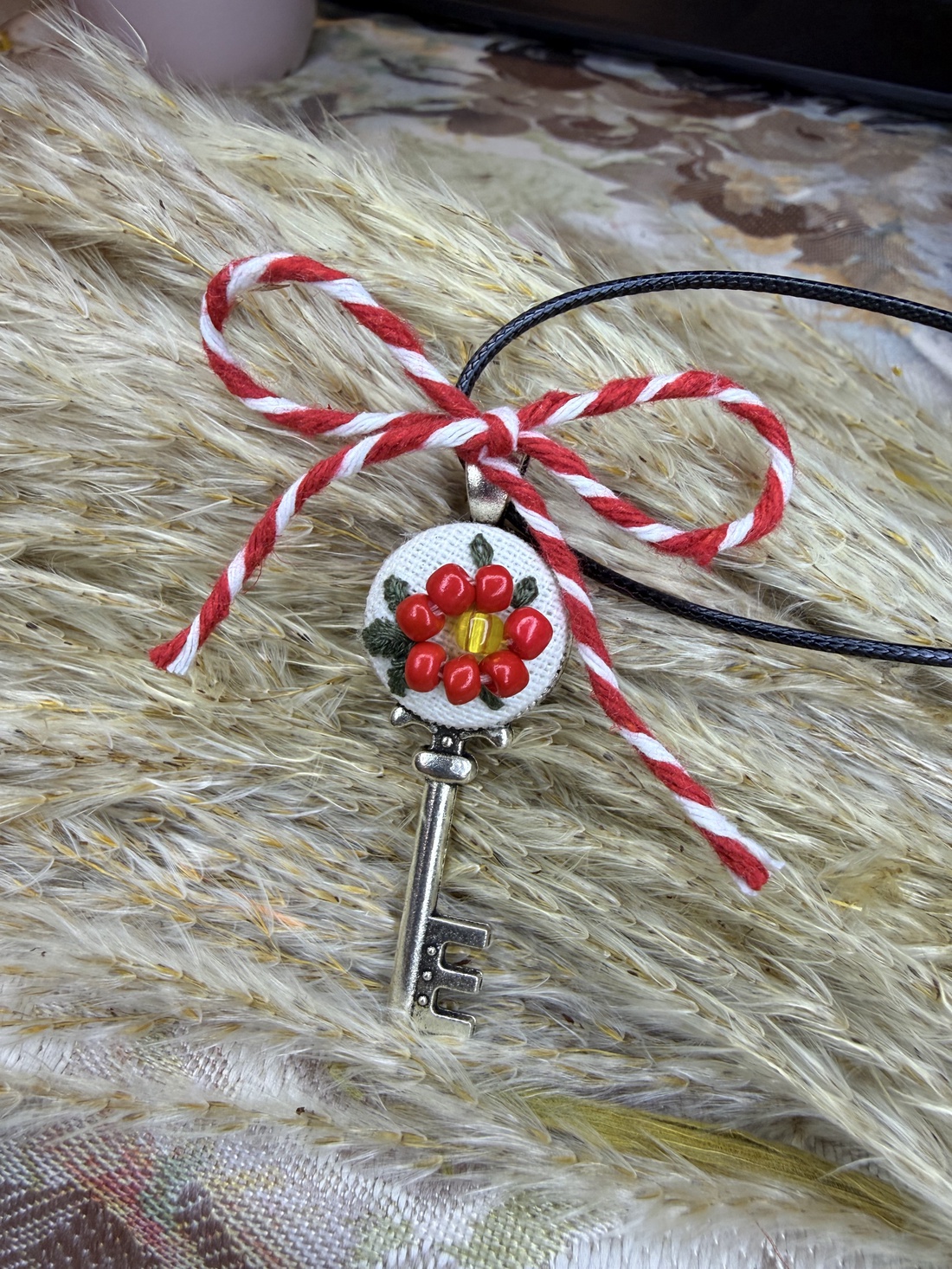 Colier cu pandantiv cheie cusut - bijuterii - coliere - coliere brodate - Artynos.ro