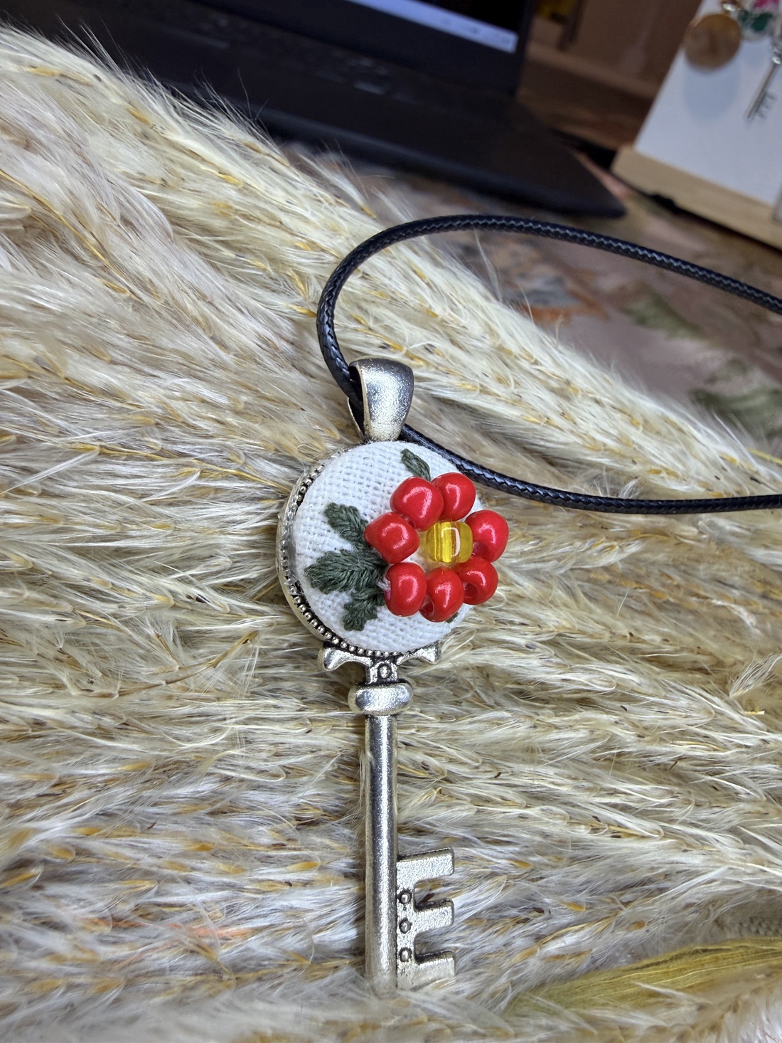 Colier cu pandantiv cheie cusut - bijuterii - coliere - coliere brodate - Artynos.ro