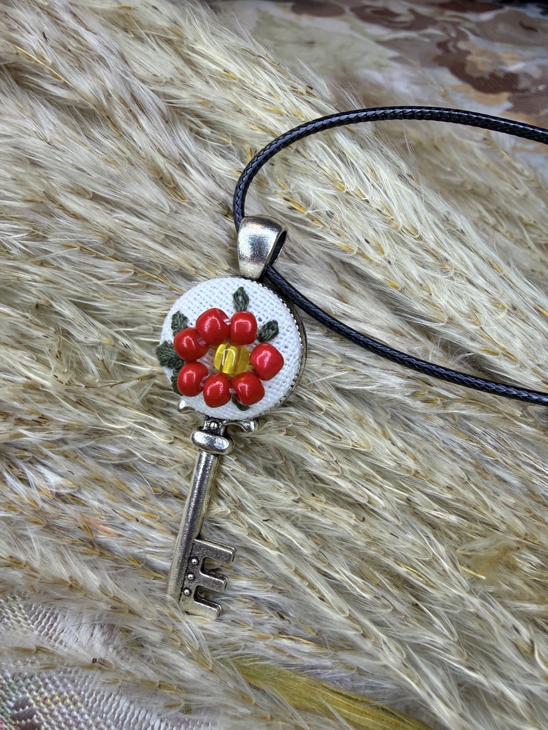 Colier cu pandantiv cheie cusut - bijuterii - coliere - coliere brodate - Artynos.ro