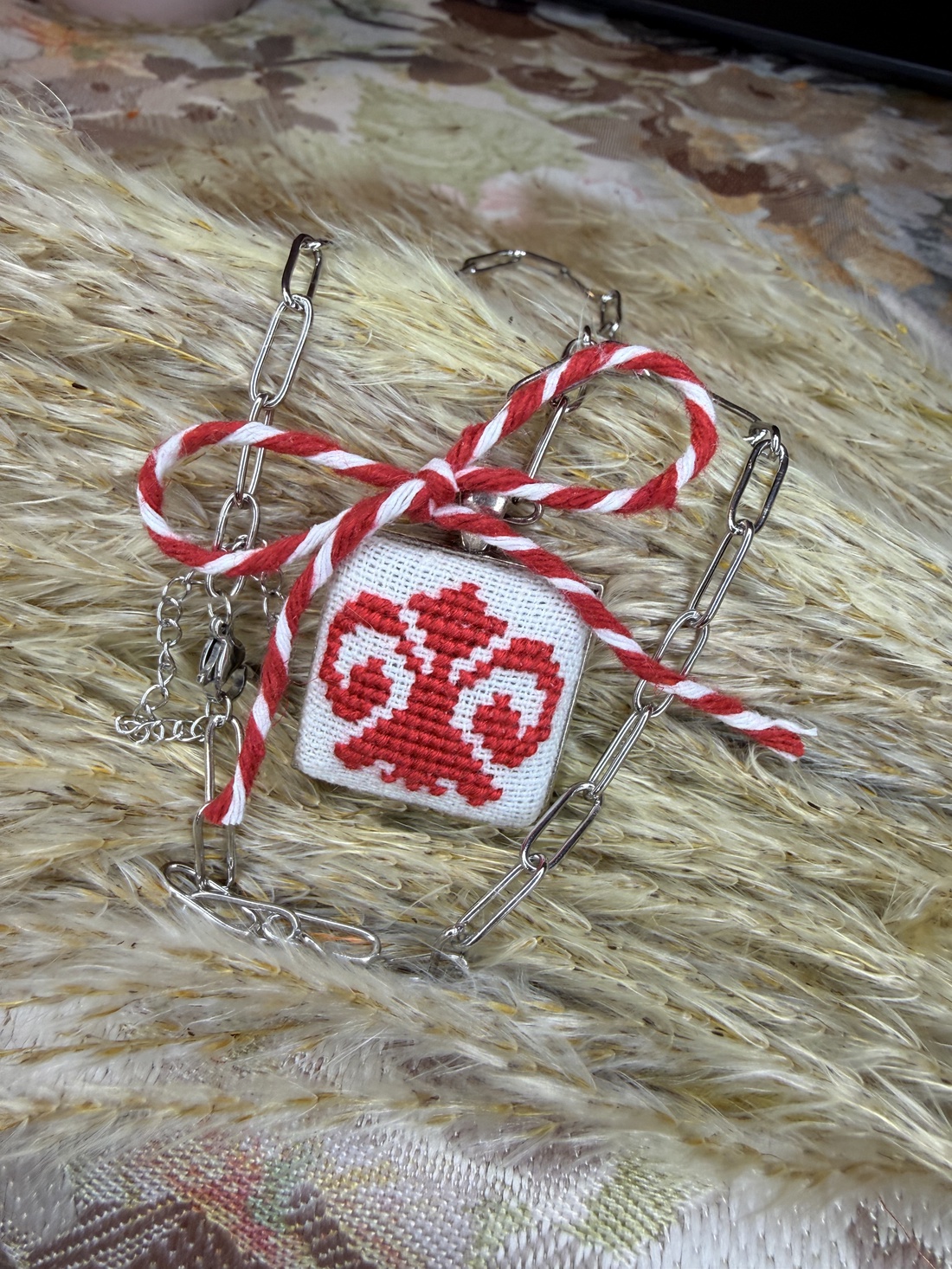 Colier cu pandantiv patrat cusut - bijuterii - coliere - coliere brodate - Artynos.ro