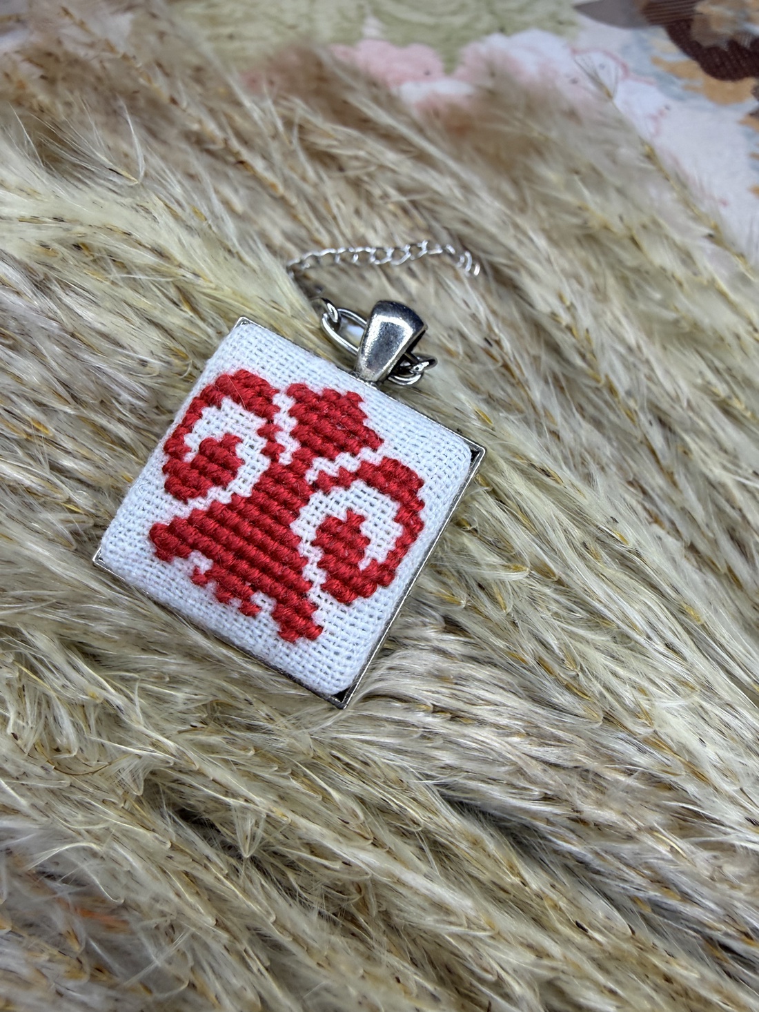 Colier cu pandantiv patrat cusut - bijuterii - coliere - coliere brodate - Artynos.ro