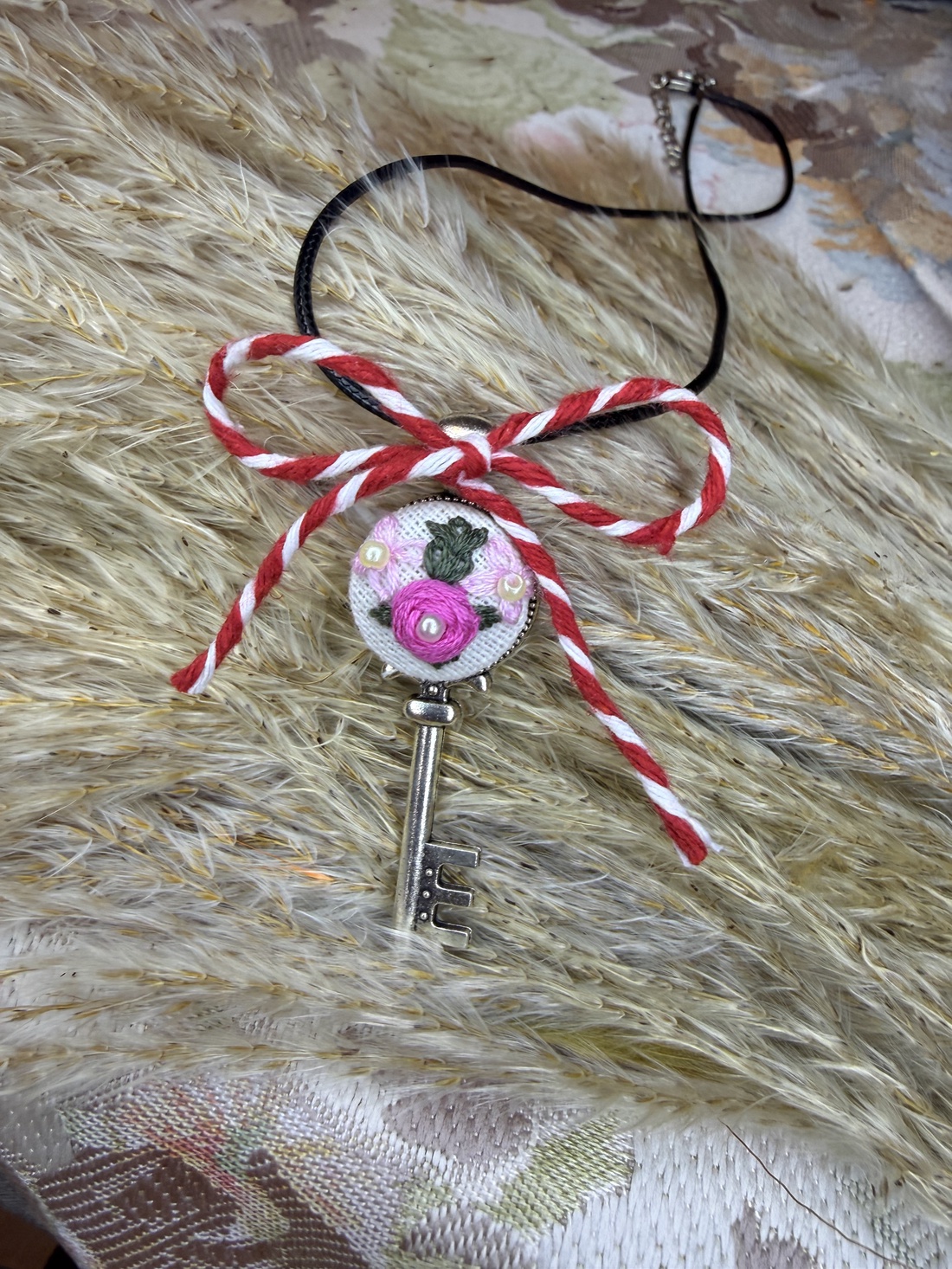 Colier cu pandantiv patrat cusut - bijuterii - coliere - coliere brodate - Artynos.ro