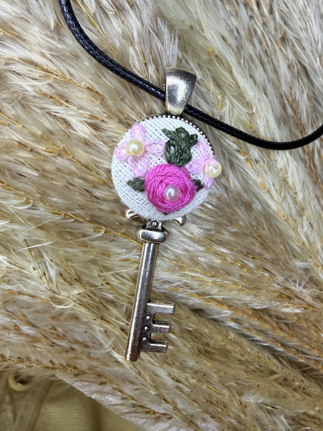 Colier cu pandantiv patrat cusut - bijuterii - coliere - coliere brodate - Artynos.ro