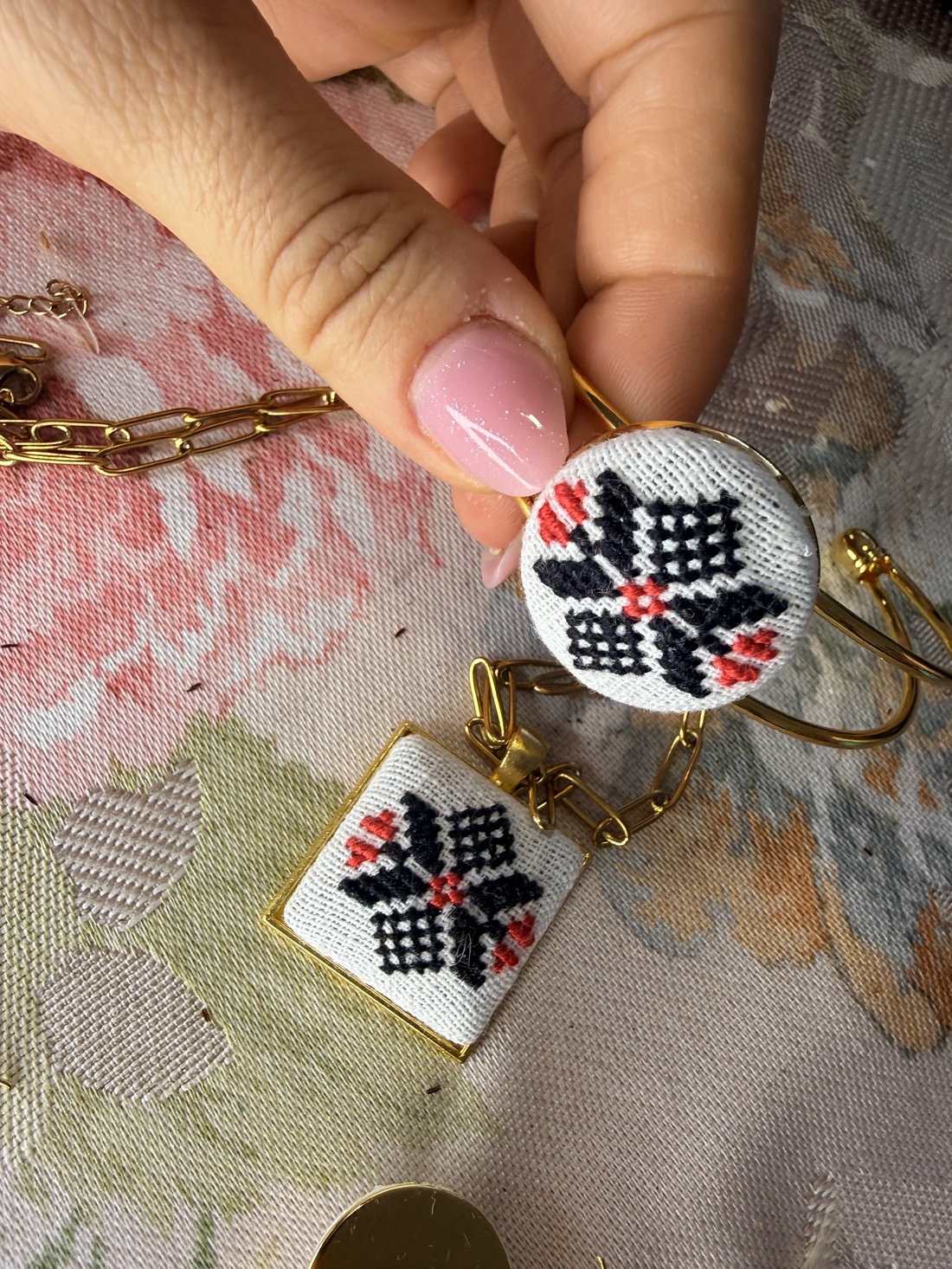 Set accesorii aurii brodate - bijuterii - seturi de bijuterii - Artynos.ro