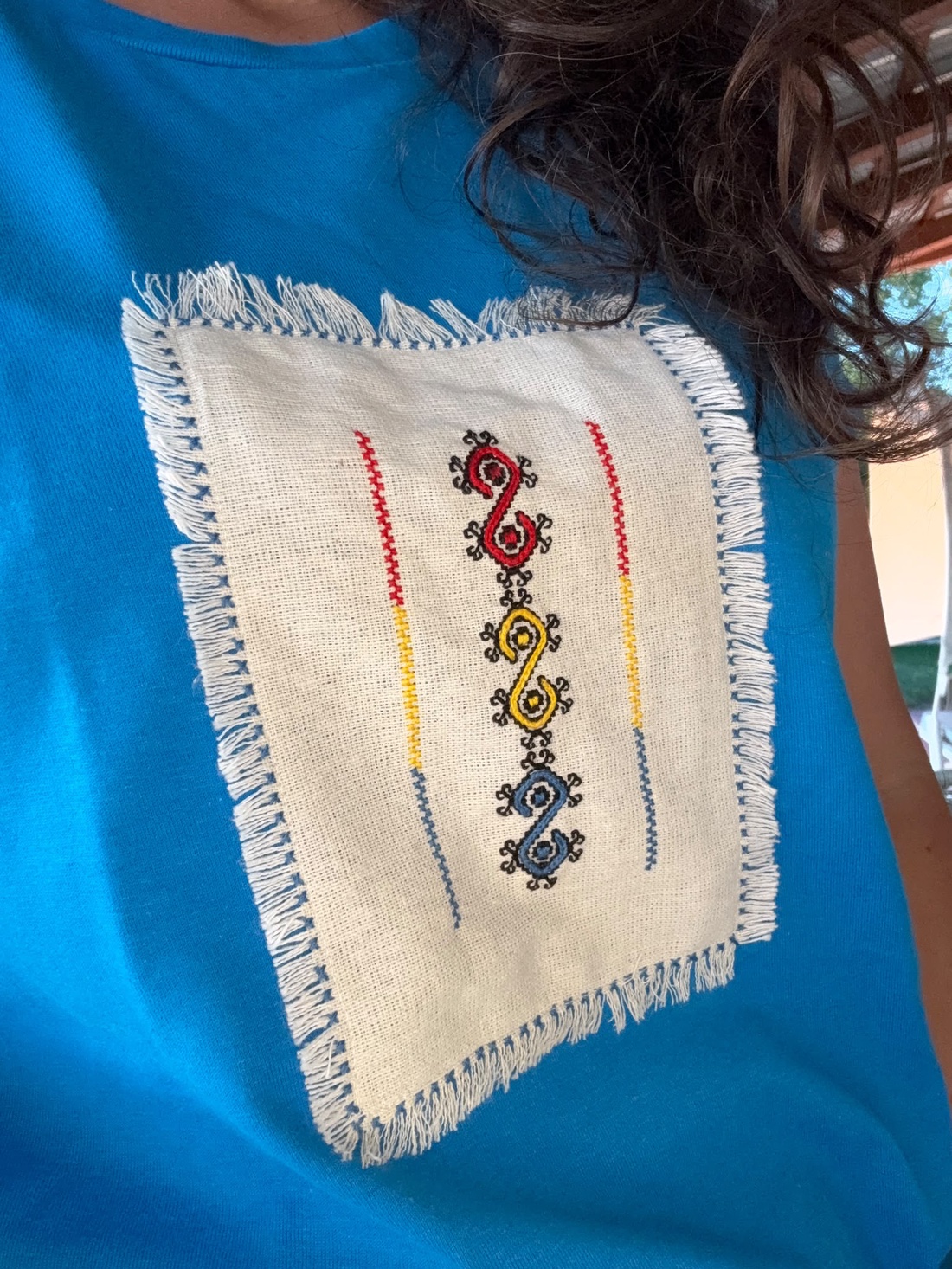 Tricou cu broderie manuala aplicata - îmbrăcăminte și modă - haine damă - tricou și top de damă - Artynos.ro