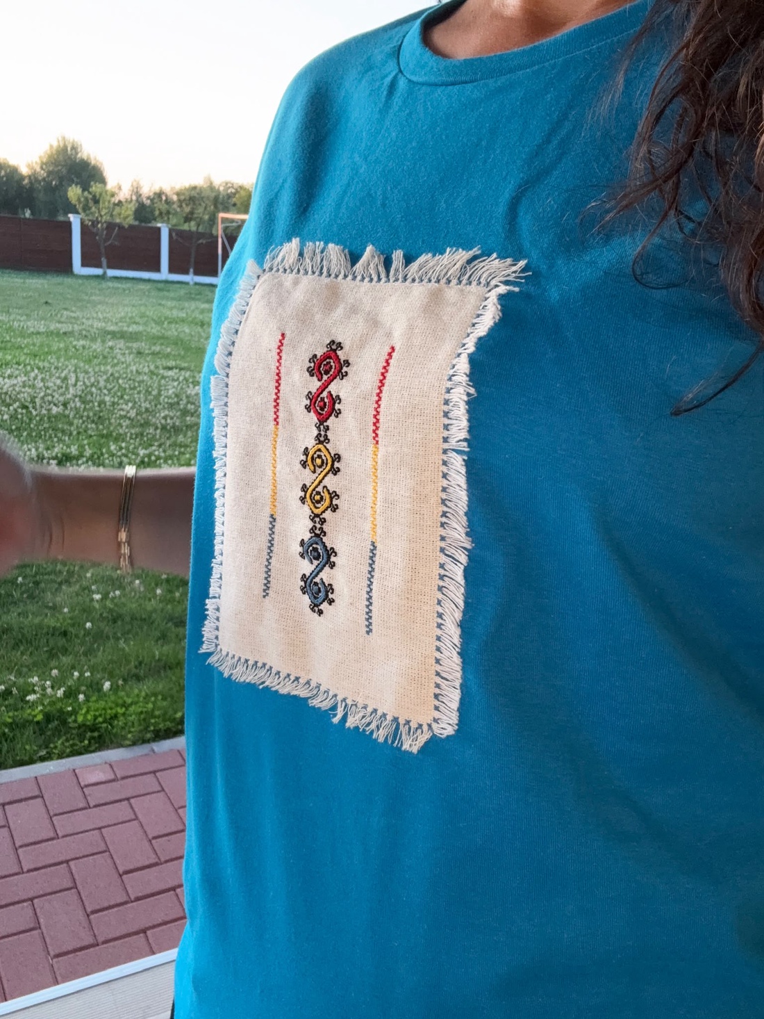 Tricou cu broderie manuala aplicata - îmbrăcăminte și modă - haine damă - tricou și top de damă - Artynos.ro