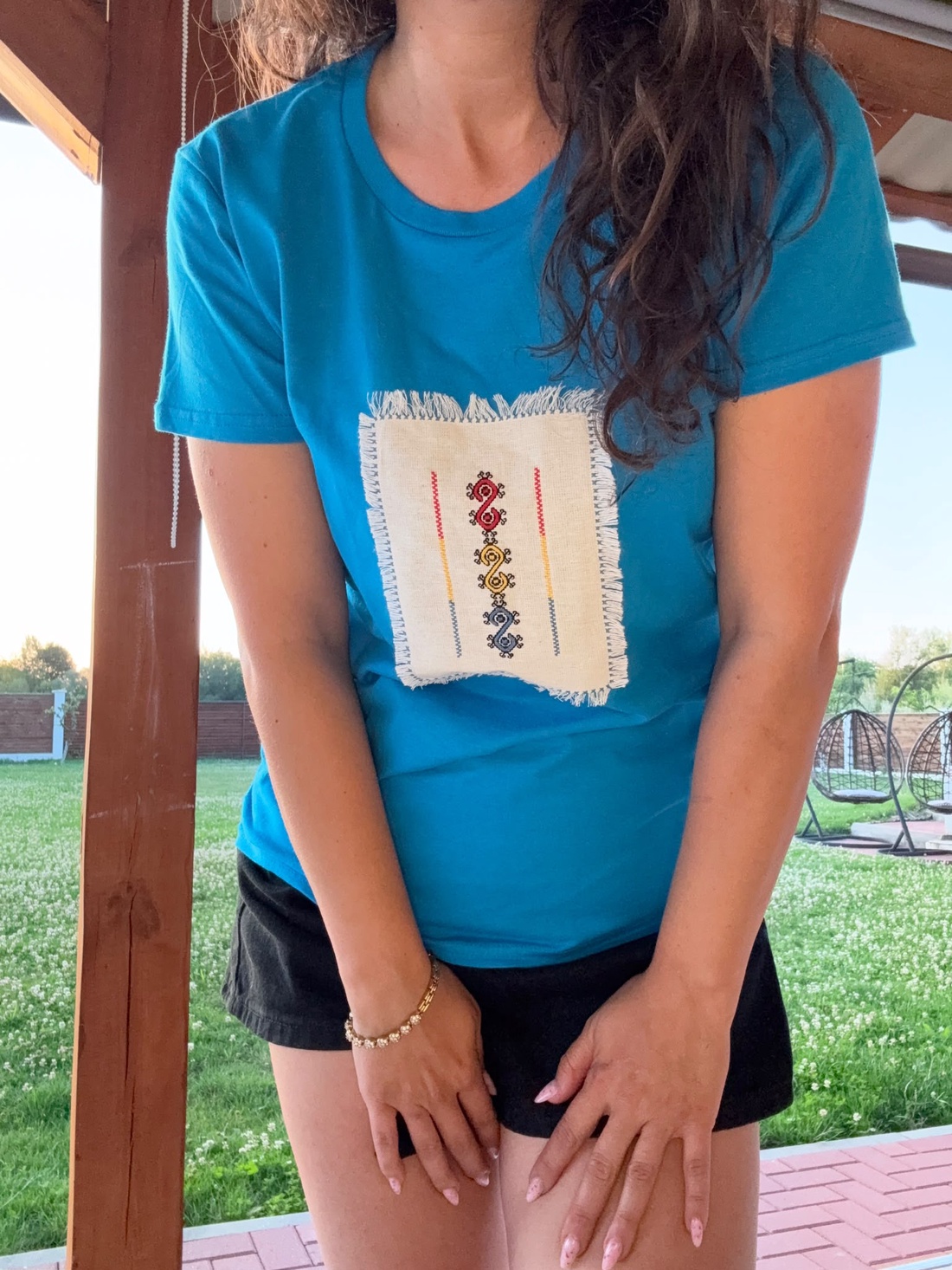 Tricou cu broderie manuala aplicata - îmbrăcăminte și modă - haine damă - tricou și top de damă - Artynos.ro