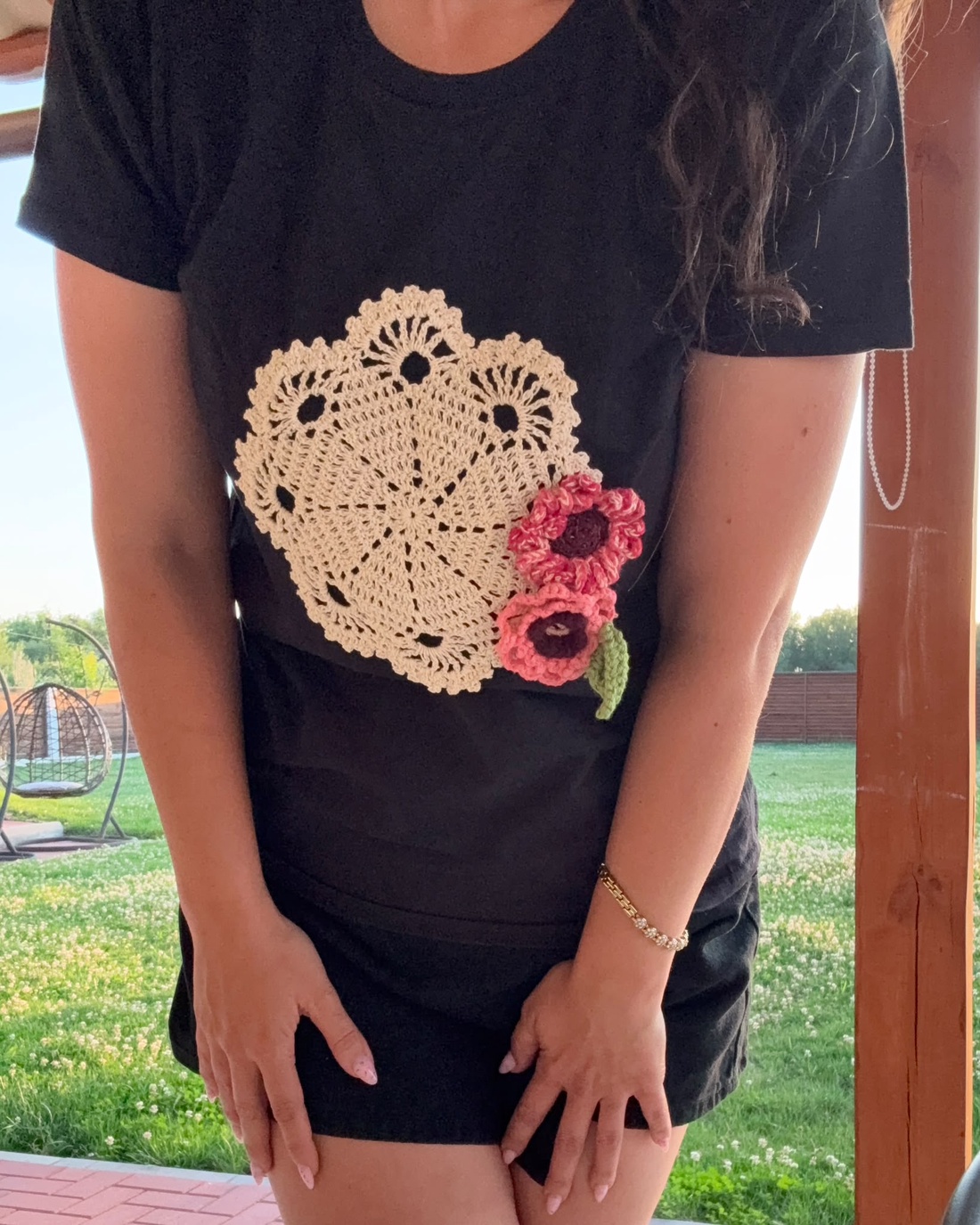 Tricou aplicatie mileu și flori crosetate - îmbrăcăminte și modă - haine damă - tricou și top de damă - Artynos.ro
