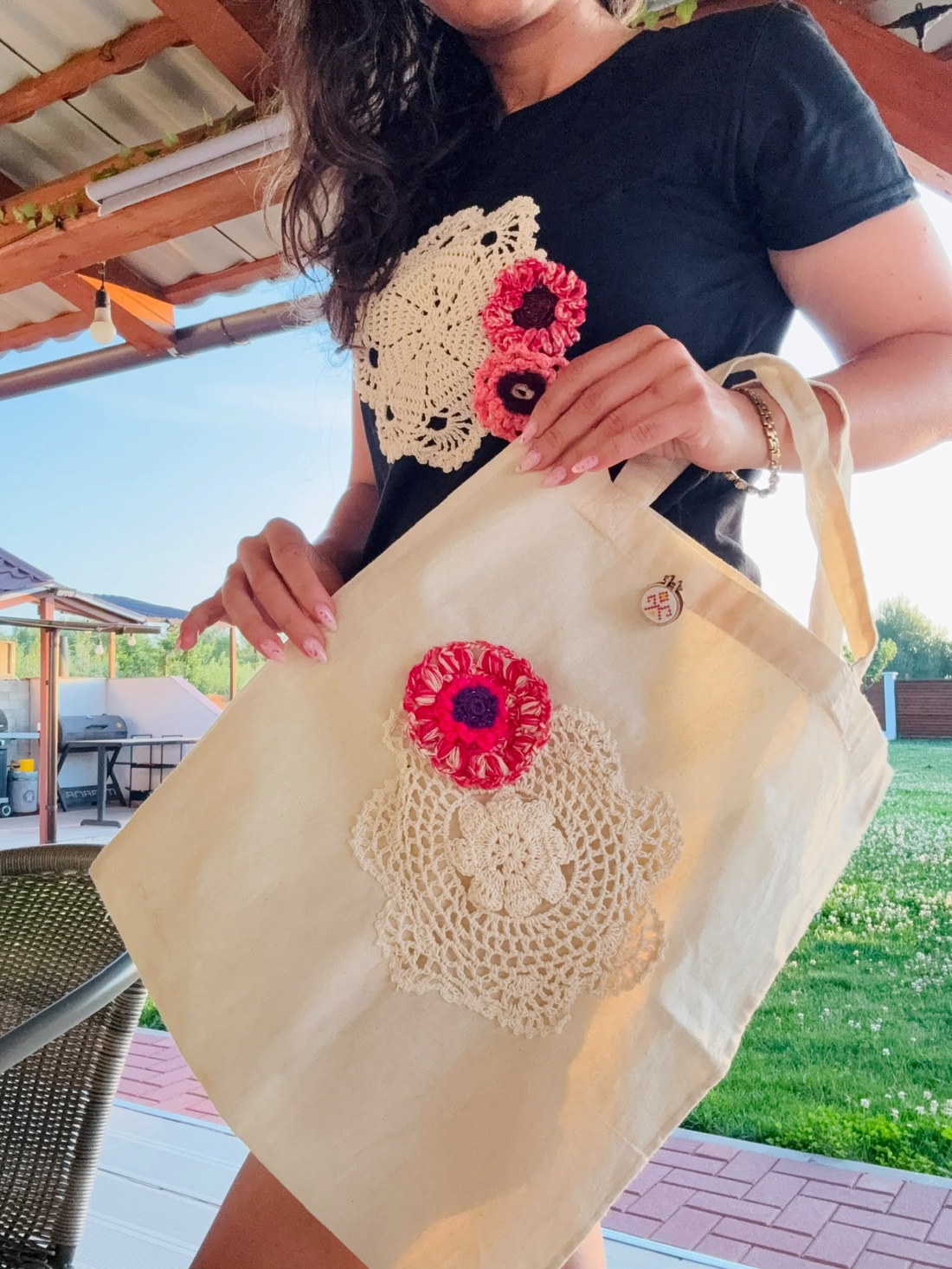 Sacosa canvas aplicatie mileu și flori crosetate - genți și portofele - geantă pentru cumpărături - plasă de fructe și legume - Artynos.ro