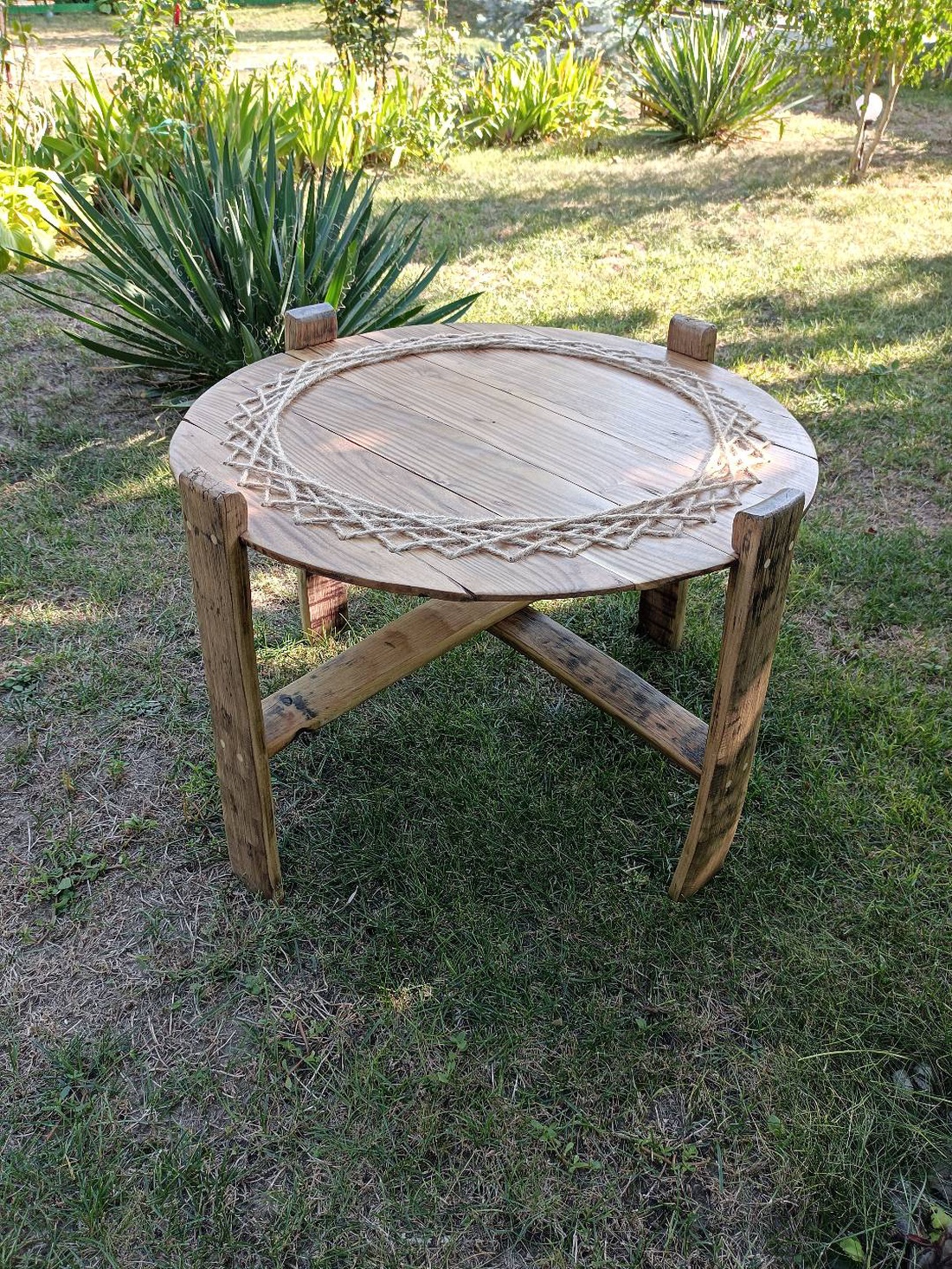 Măsuță artizanala din fund de butoi vechi recuperat - casă & stil de viață - mobilier artizanal - alt mobilier - Artynos.ro Măsuță artizanala din fund de butoi vechi recuperat - casă & stil de viață - mobilier artizanal - alt mobilier - Artynos.ro
