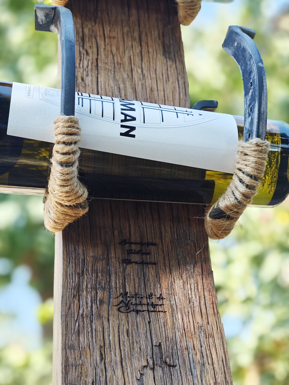 Suport pentru trei sticle cu vin din doagă veche de butoi și potcoave autentice - casă & stil de viață - mobilier artizanal - alt mobilier - Artynos.ro Suport pentru trei sticle cu vin din doagă veche de butoi și potcoave autentice - casă & stil de viață - mobilier artizanal - alt mobilier - Artynos.ro
