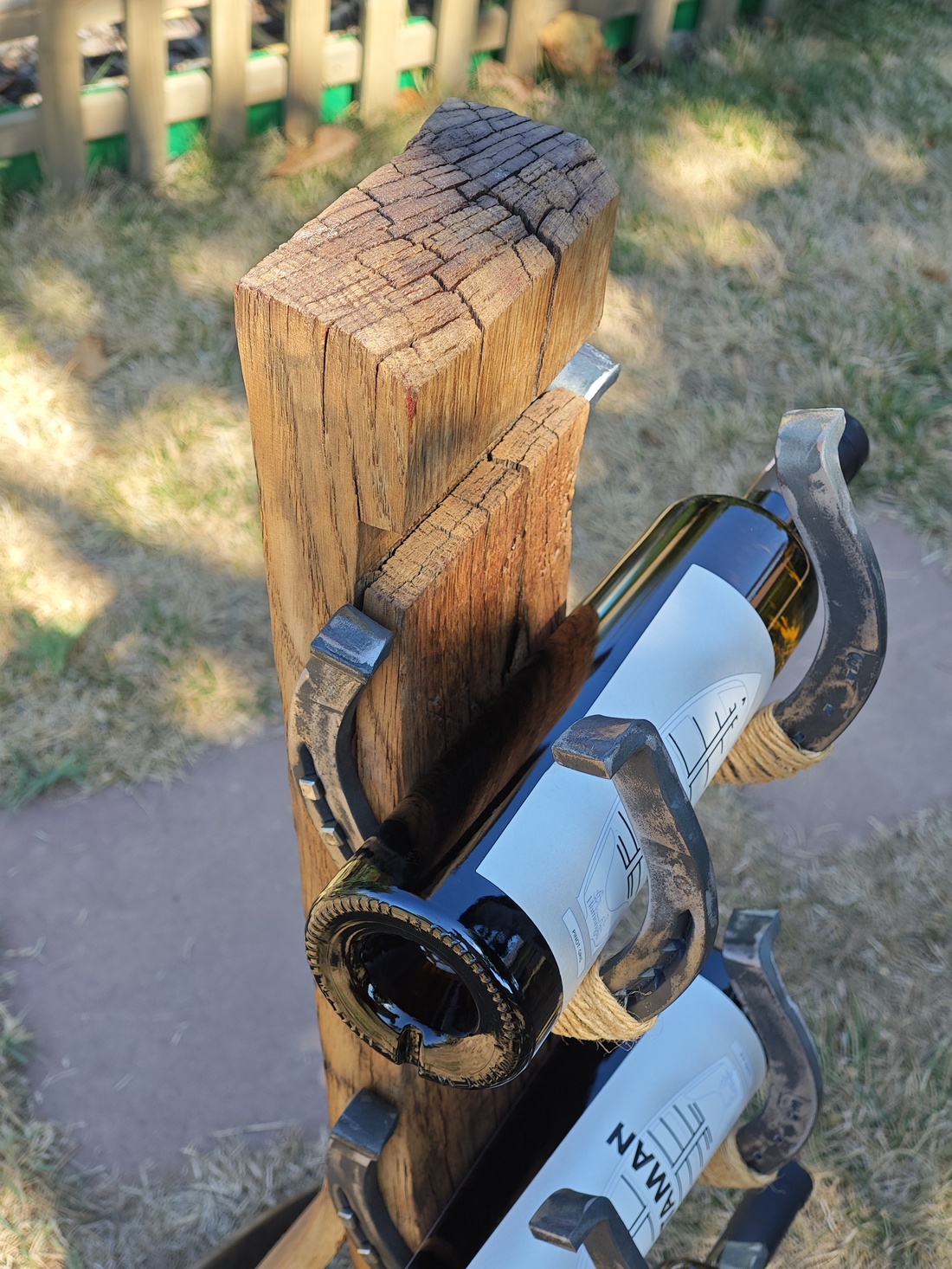 Suport pentru trei sticle cu vin din doagă veche de butoi și potcoave autentice - casă & stil de viață - mobilier artizanal - alt mobilier - Artynos.ro Suport pentru trei sticle cu vin din doagă veche de butoi și potcoave autentice - casă & stil de viață - mobilier artizanal - alt mobilier - Artynos.ro