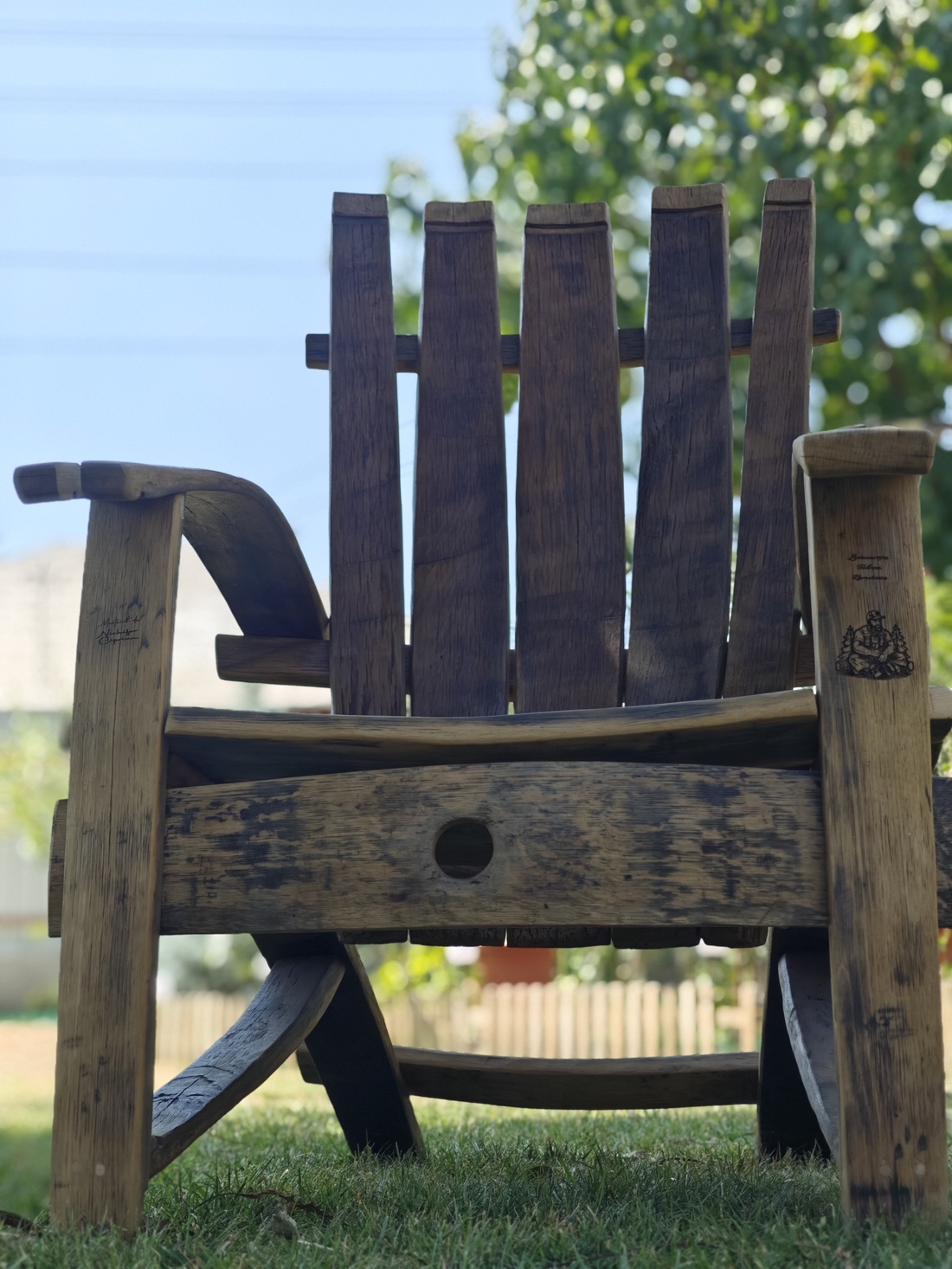 Fotoliu de grădină/terasă din doage de butoi vechi de stejar - Eleganță rustică și durabilitate - casă & stil de viață - mobilier artizanal - scaune, taburete, fotolii - Artynos.ro Fotoliu de grădină/terasă din doage de butoi vechi de stejar - Eleganță rustică și durabilitate - casă & stil de viață - mobilier artizanal - scaune, taburete, fotolii - Artynos.ro