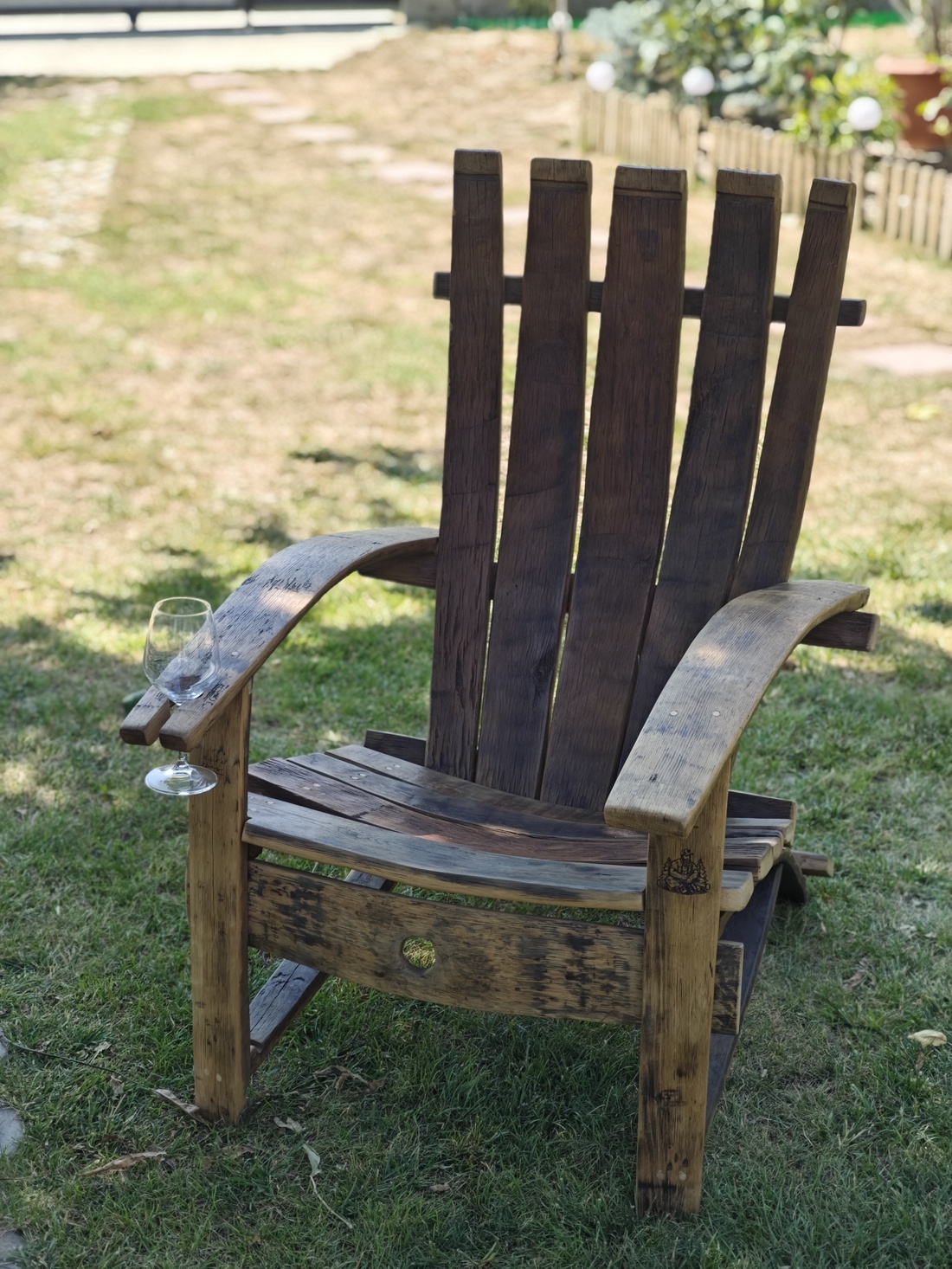 Fotoliu de grădină/terasă din doage de butoi vechi de stejar - Eleganță rustică și durabilitate - casă & stil de viață - mobilier artizanal - scaune, taburete, fotolii - Artynos.ro Fotoliu de grădină/terasă din doage de butoi vechi de stejar - Eleganță rustică și durabilitate - casă & stil de viață - mobilier artizanal - scaune, taburete, fotolii - Artynos.ro