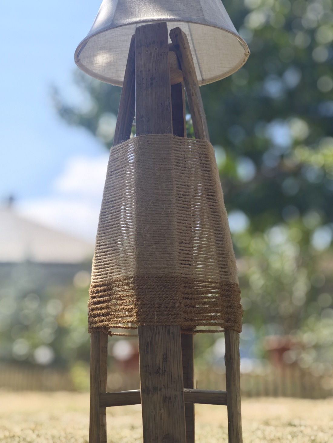 Lampă de podea artizanală din lemn de butoi reciclat - casă & stil de viață - lămpi și corpuri de iluminat - lămpi de podea - Artynos.ro Lampă de podea artizanală din lemn de butoi reciclat - casă & stil de viață - lămpi și corpuri de iluminat - lămpi de podea - Artynos.ro