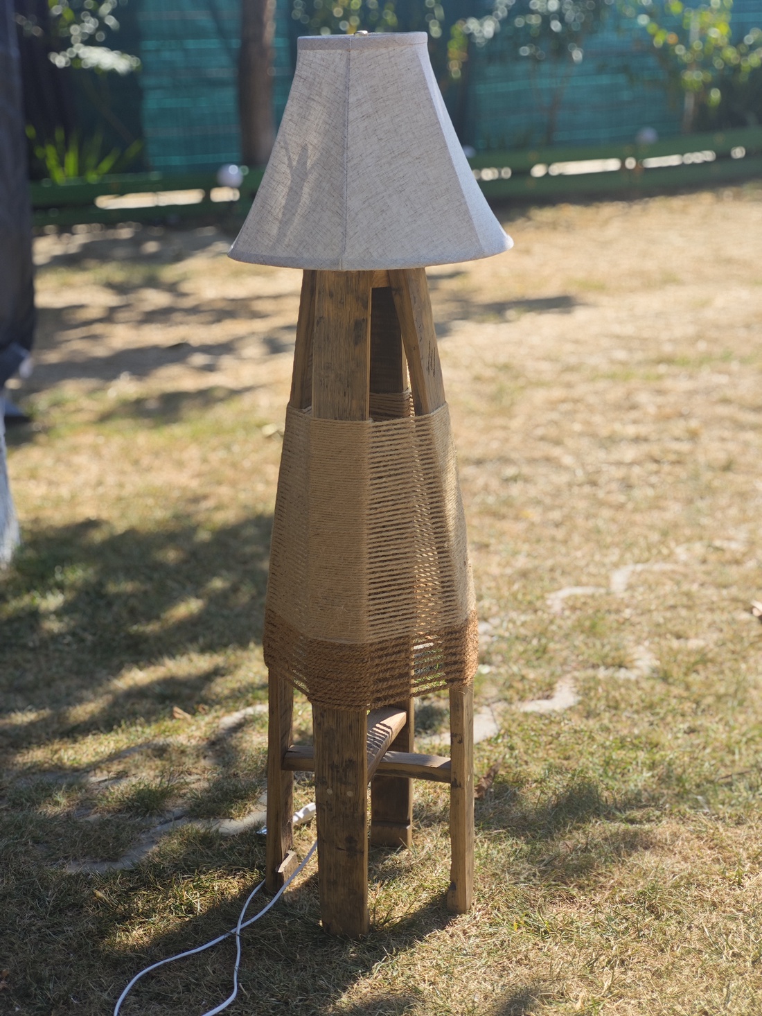 Lampă de podea artizanală din lemn de butoi reciclat - casă & stil de viață - lămpi și corpuri de iluminat - lămpi de podea - Artynos.ro Lampă de podea artizanală din lemn de butoi reciclat - casă & stil de viață - lămpi și corpuri de iluminat - lămpi de podea - Artynos.ro