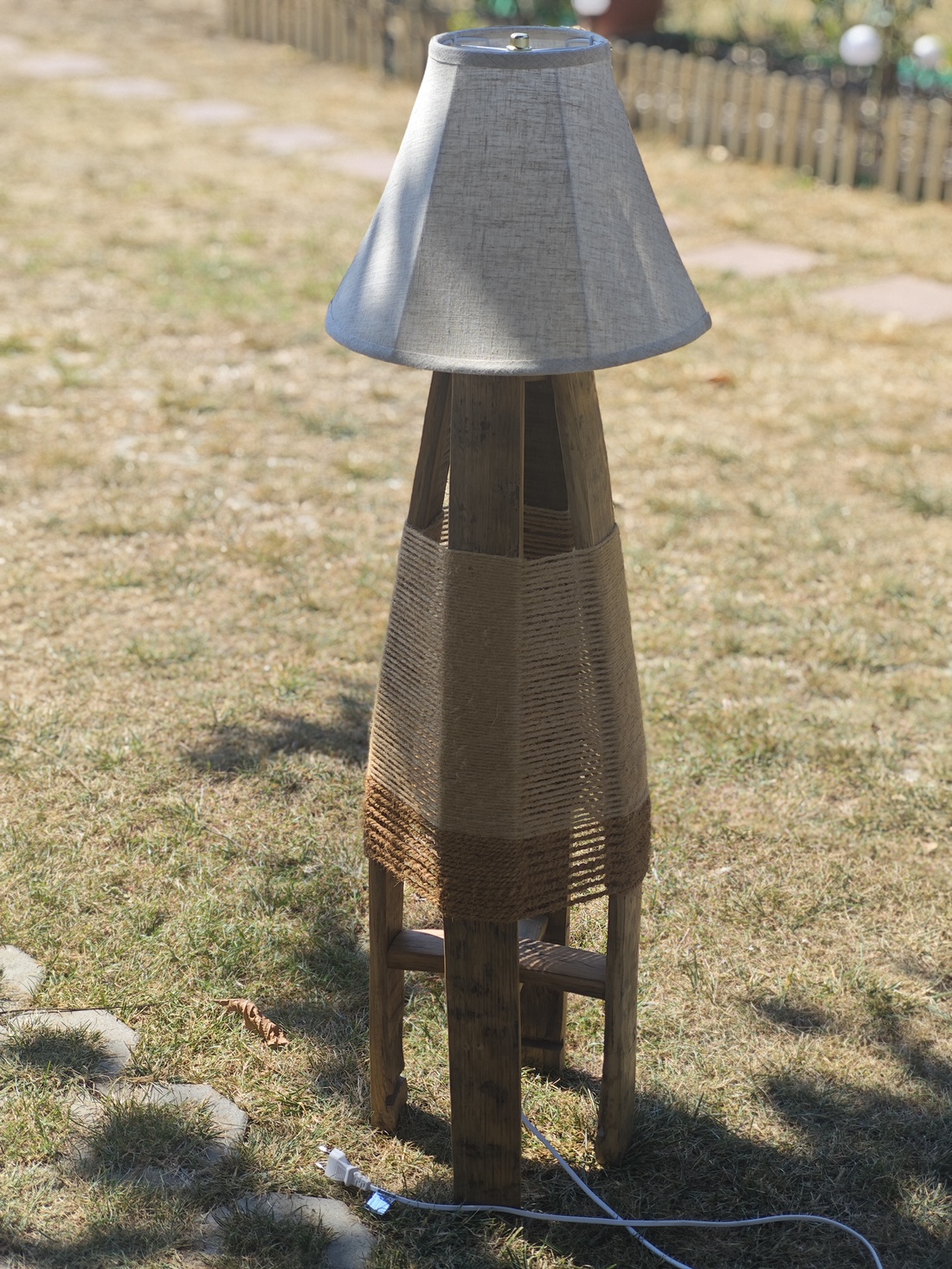 Lampă de podea artizanală din lemn de butoi reciclat - casă & stil de viață - lămpi și corpuri de iluminat - lămpi de podea - Artynos.ro Lampă de podea artizanală din lemn de butoi reciclat - casă & stil de viață - lămpi și corpuri de iluminat - lămpi de podea - Artynos.ro