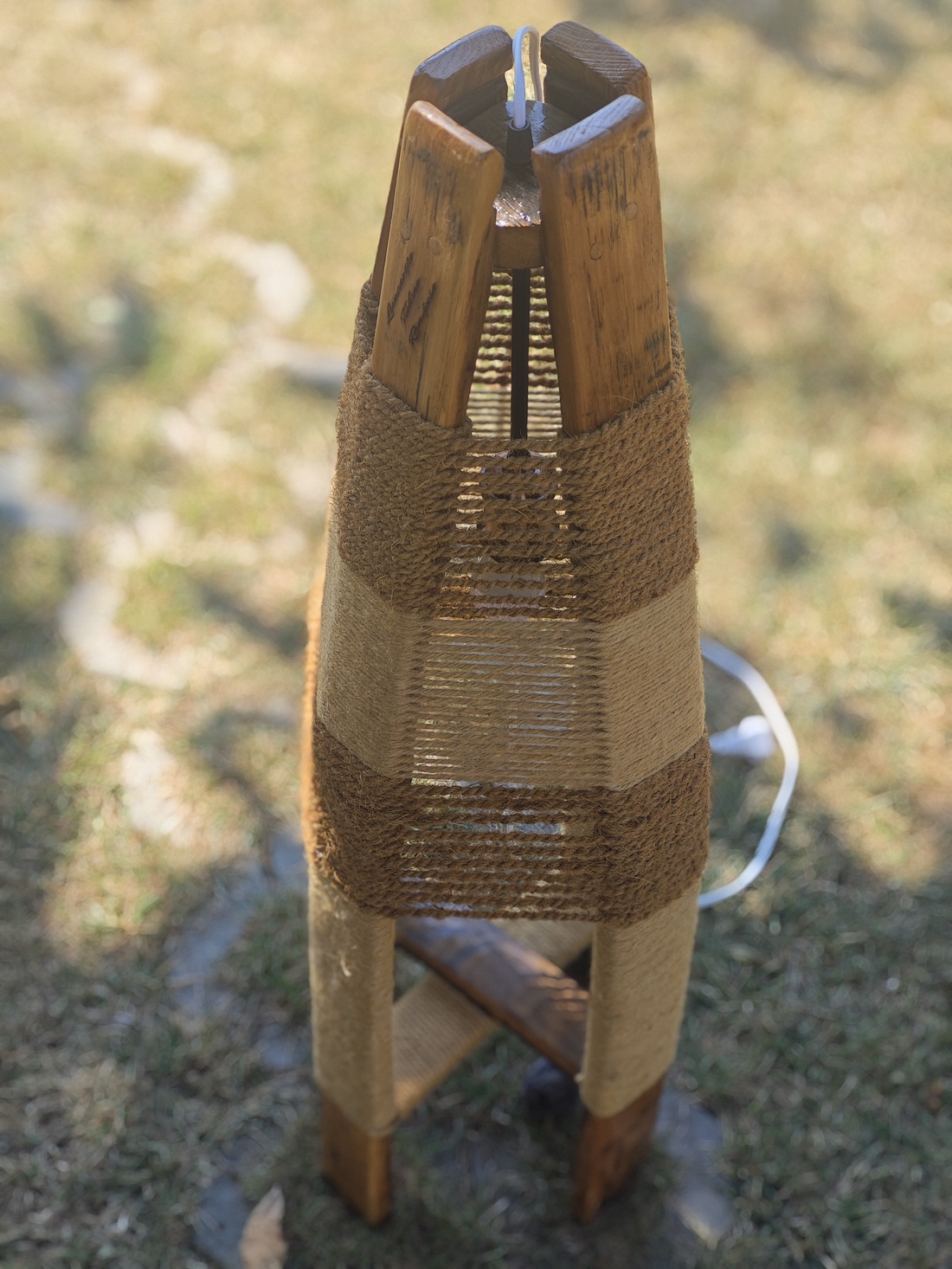 Lampă de podea artizanală din lemn de butoi reciclat - casă & stil de viață - lămpi și corpuri de iluminat - lămpi de podea - Artynos.ro Lampă de podea artizanală din lemn de butoi reciclat - casă & stil de viață - lămpi și corpuri de iluminat - lămpi de podea - Artynos.ro