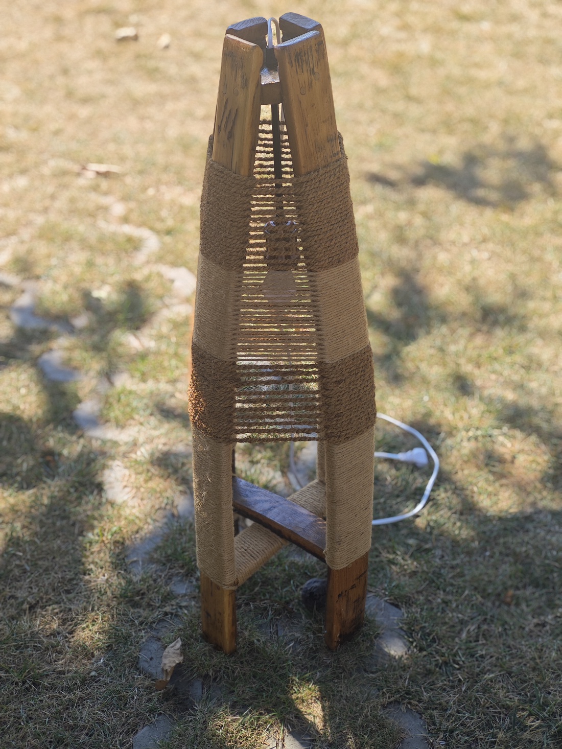 Lampă de podea artizanală din lemn de butoi reciclat - casă & stil de viață - lămpi și corpuri de iluminat - lămpi de podea - Artynos.ro Lampă de podea artizanală din lemn de butoi reciclat - casă & stil de viață - lămpi și corpuri de iluminat - lămpi de podea - Artynos.ro
