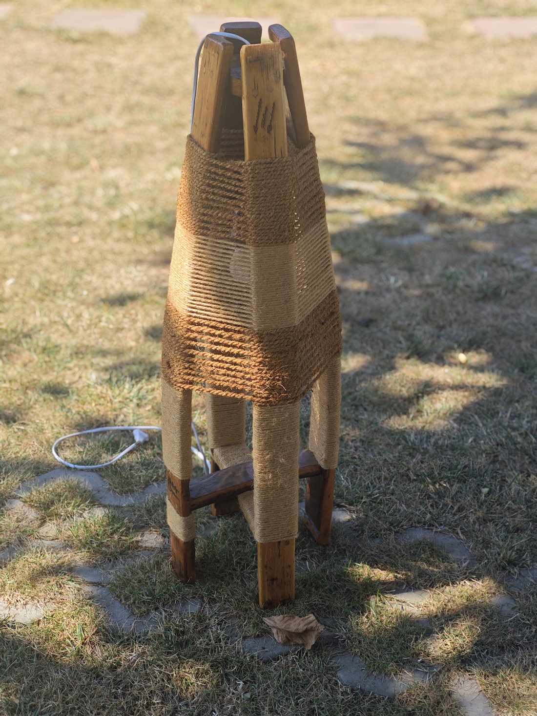 Lampă de podea artizanală din lemn de butoi reciclat - casă & stil de viață - lămpi și corpuri de iluminat - lămpi de podea - Artynos.ro Lampă de podea artizanală din lemn de butoi reciclat - casă & stil de viață - lămpi și corpuri de iluminat - lămpi de podea - Artynos.ro