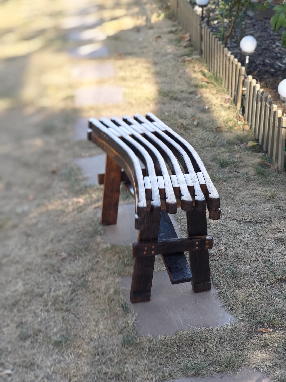 Băncuță unică, realizată din doage de butoi de stejar recuperat - casă & stil de viață - mobilier artizanal - bănci, bancă cu depozitare - Artynos.ro Băncuță unică, realizată din doage de butoi de stejar recuperat - casă & stil de viață - mobilier artizanal - bănci, bancă cu depozitare - Artynos.ro