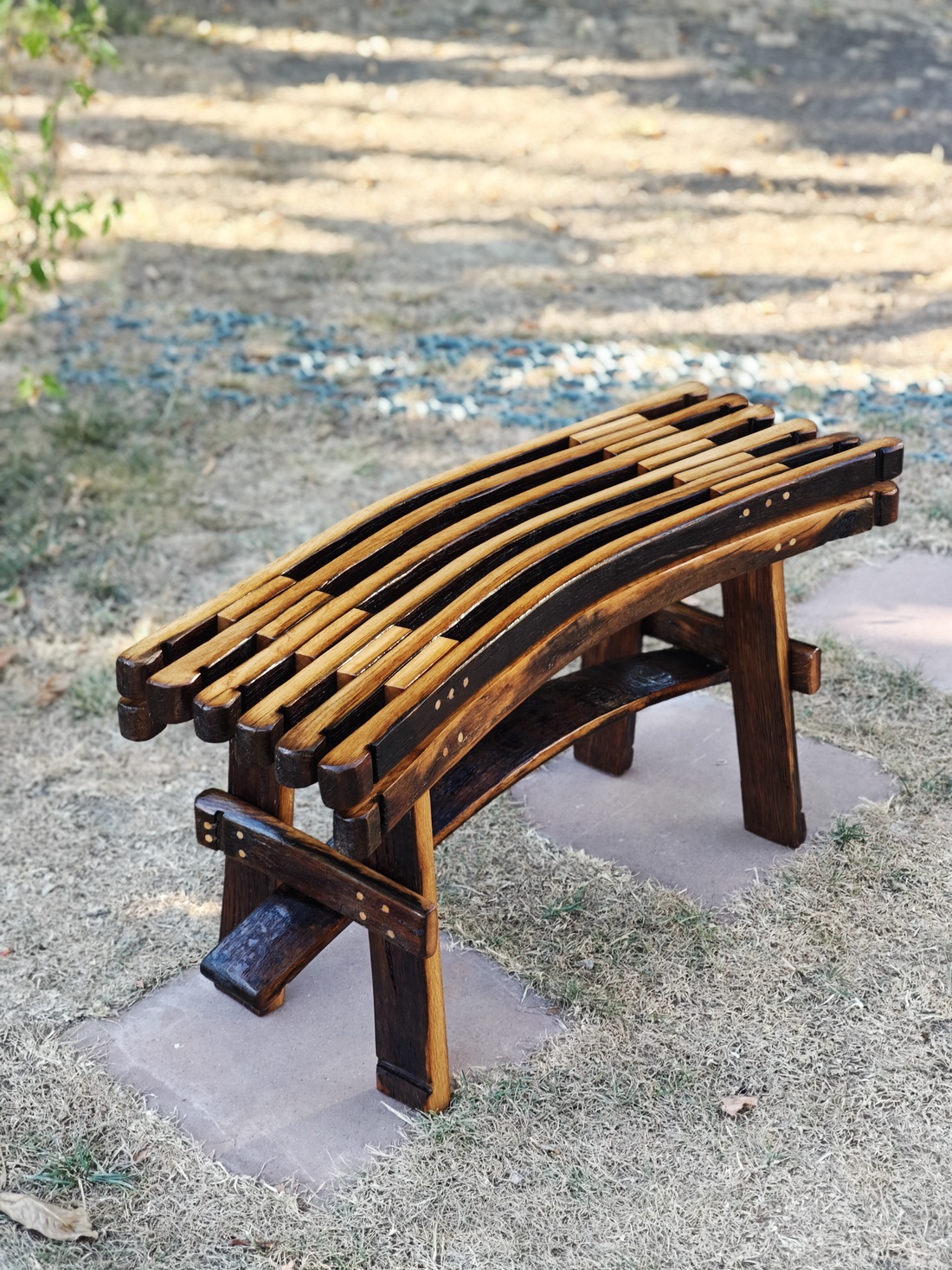 Băncuță unică, realizată din doage de butoi de stejar recuperat - casă & stil de viață - mobilier artizanal - bănci, bancă cu depozitare - Artynos.ro Băncuță unică, realizată din doage de butoi de stejar recuperat - casă & stil de viață - mobilier artizanal - bănci, bancă cu depozitare - Artynos.ro