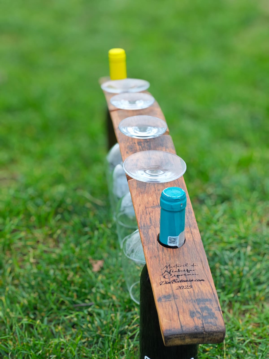 Suport pentru 2 sticle și 4 pahare dintr-o doagă veche de butoi recuperat - casă & stil de viață - decorațiuni de casă - decorațiuni de masă și rafturi - decorațiuni de masă - Artynos.ro