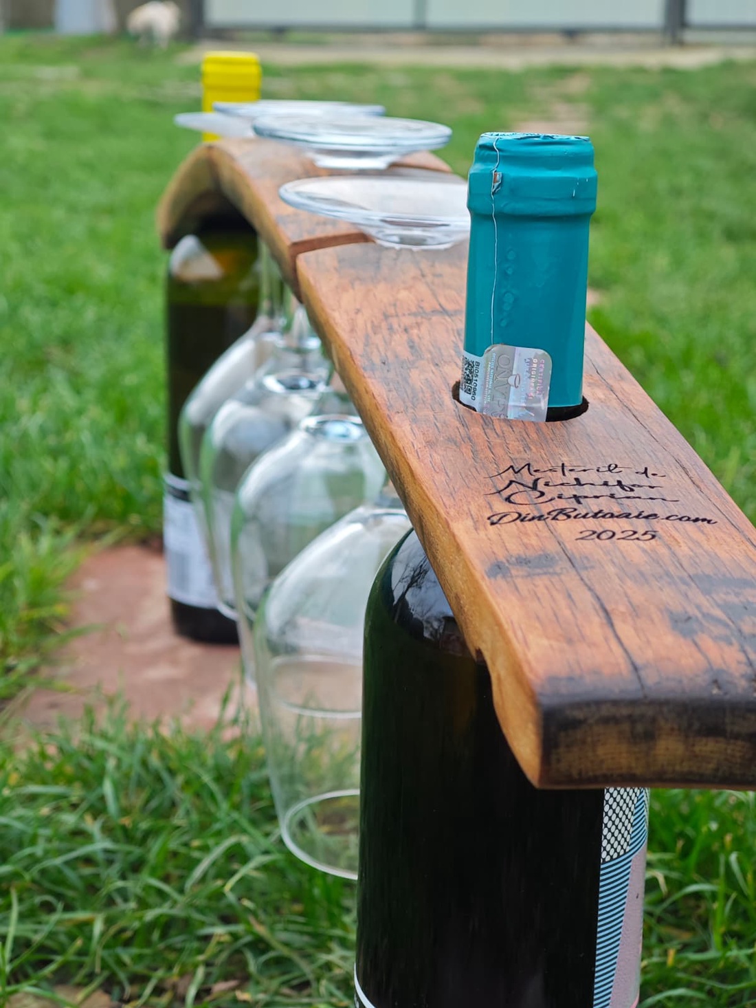 Suport pentru 2 sticle și 4 pahare dintr-o doagă veche de butoi recuperat - casă & stil de viață - decorațiuni de casă - decorațiuni de masă și rafturi - decorațiuni de masă - Artynos.ro