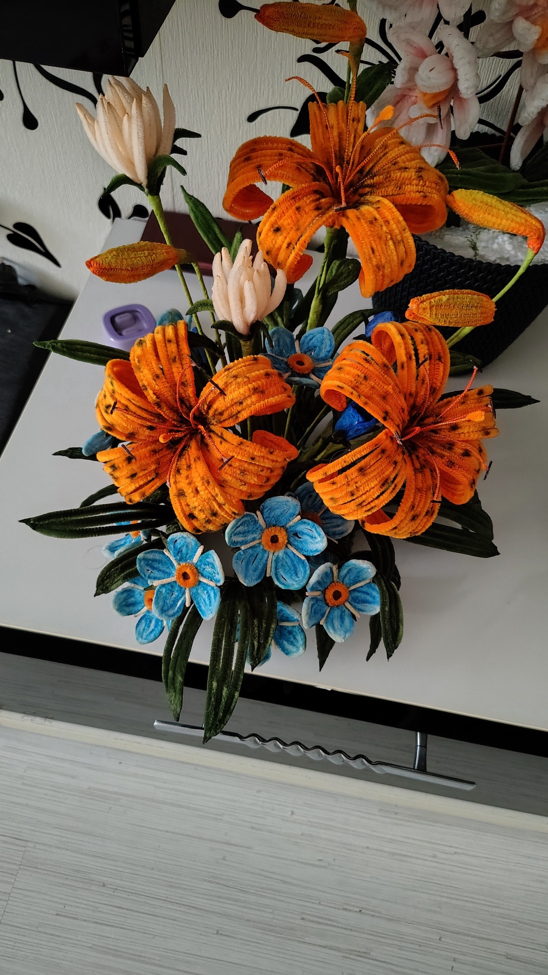 Aranjament floral superb crini - casă & stil de viață - decorațiuni de casă - accesorii florale - vaze - Artynos.ro