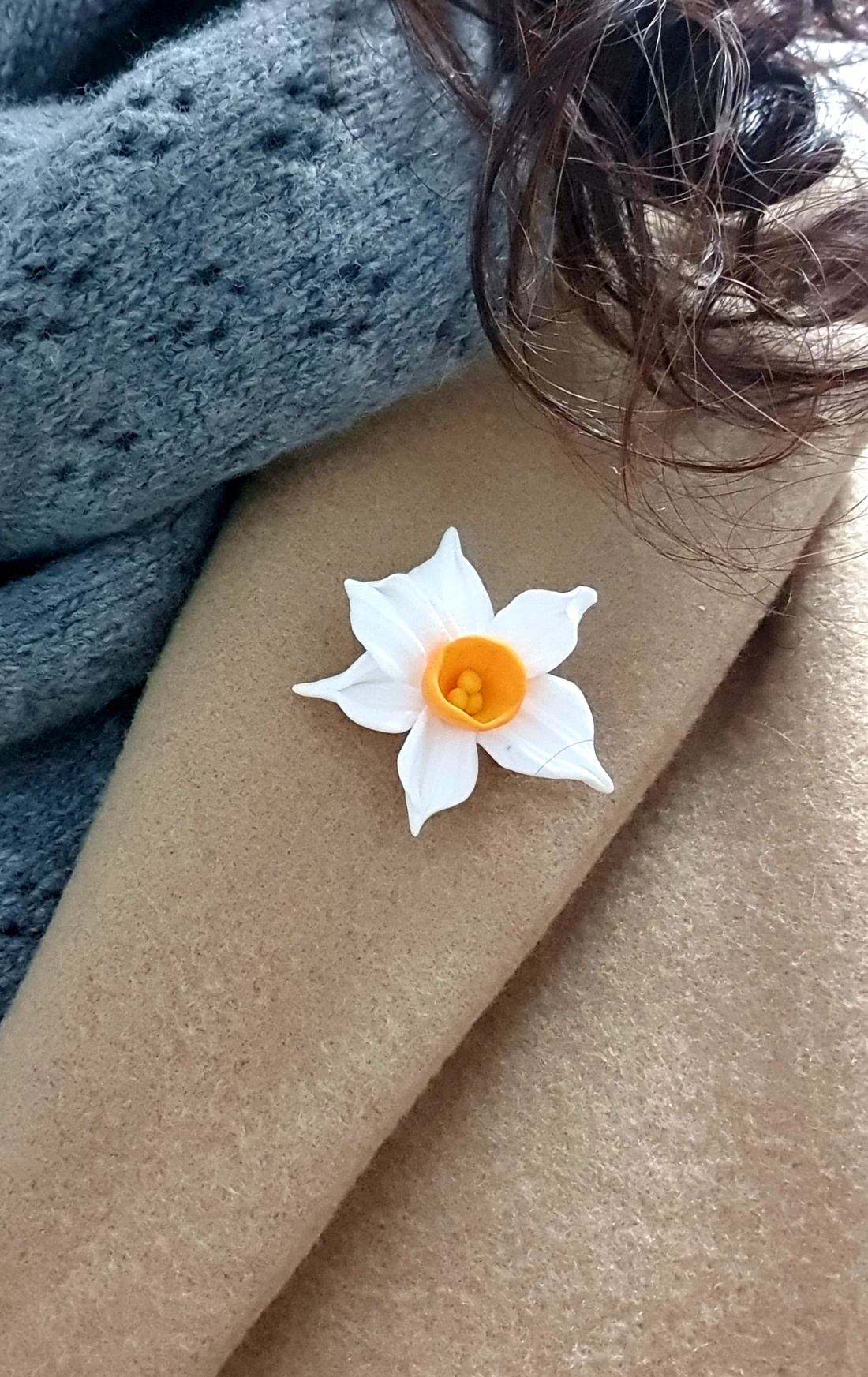 Broșă mărțișor narcise - bijuterii - broșe - Artynos.ro